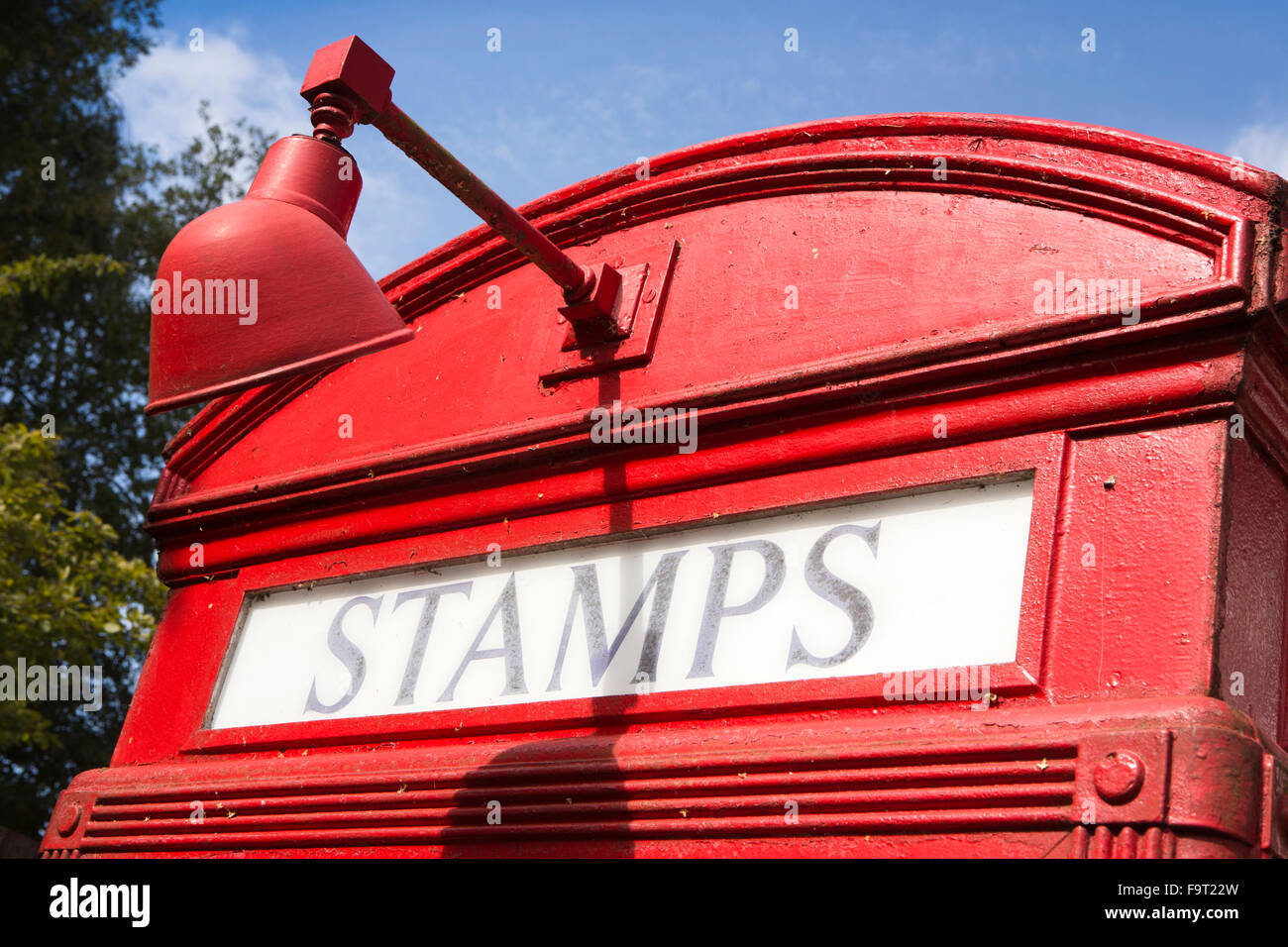 Royaume-uni, Angleterre, Worcestershire, Bromsgrove, Musée National d'Avoncroft, cabine téléphonique, timbres Collection signe de 1927 K4 phone box Banque D'Images