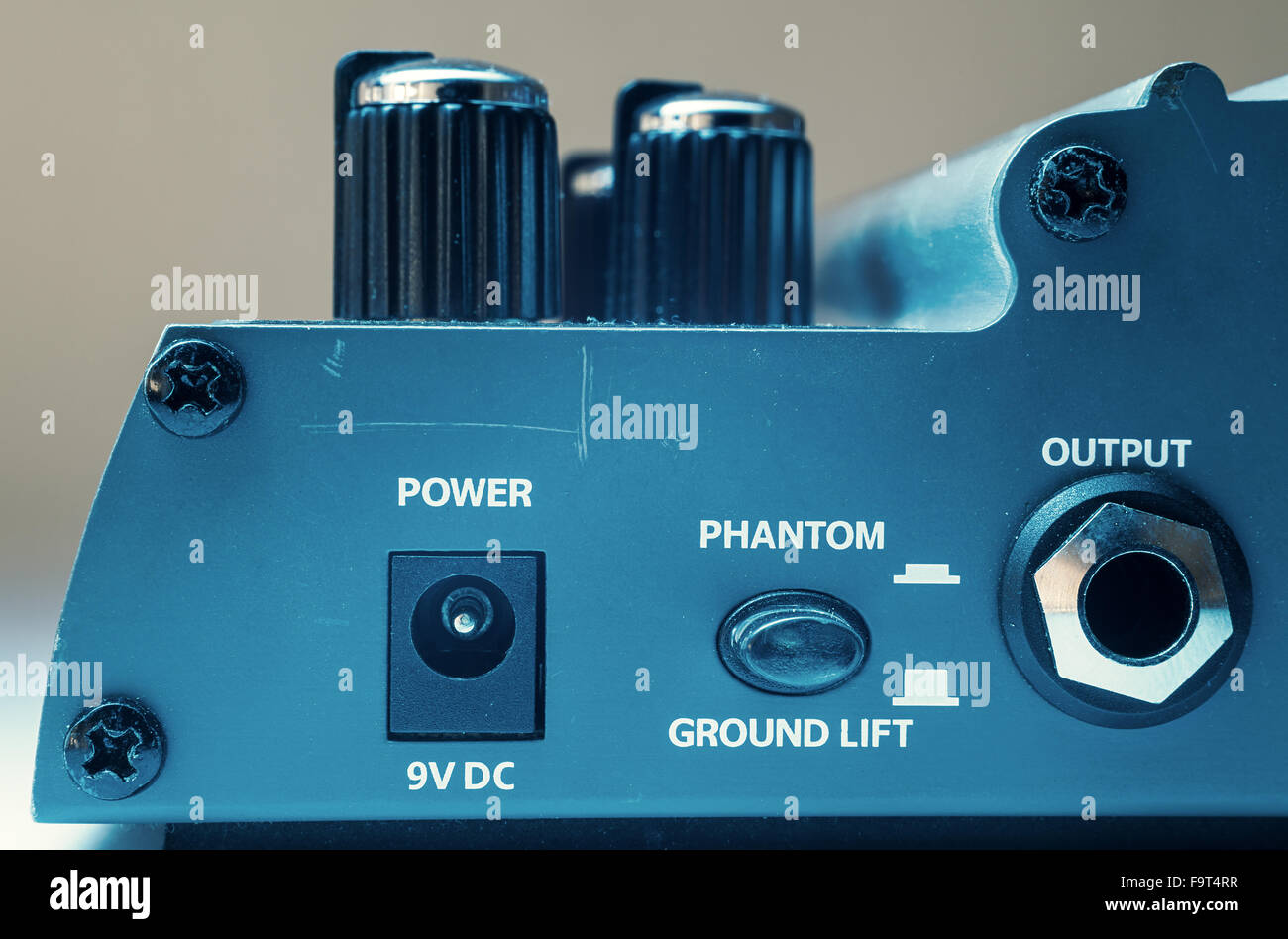 Détails d'une pédale de guitare, partie en puissance, fantôme et de ports de sortie. Banque D'Images