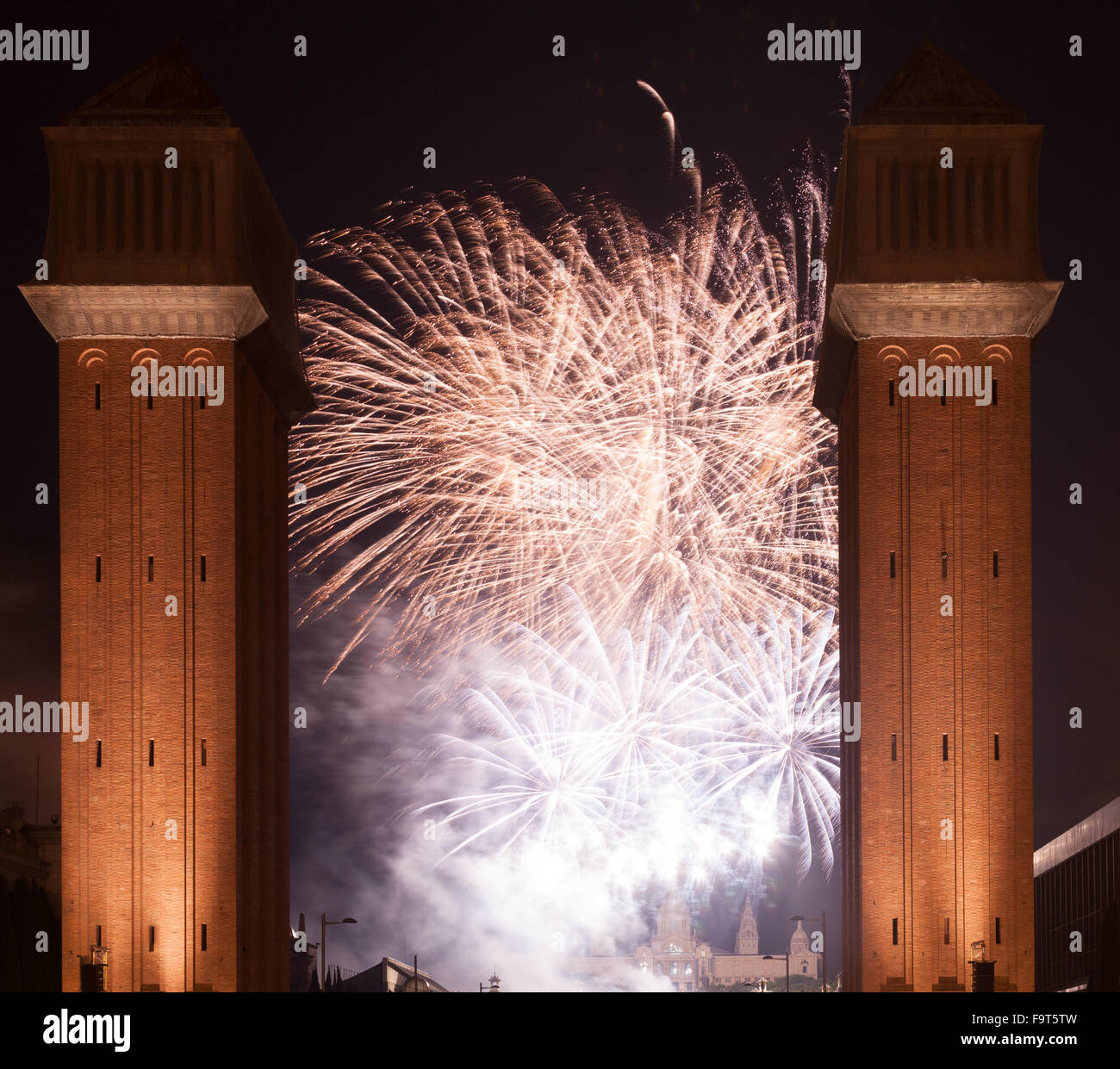 Spectacle de feux d'artifice dans la Merce Festival à Barcelone. Catalogne Banque D'Images