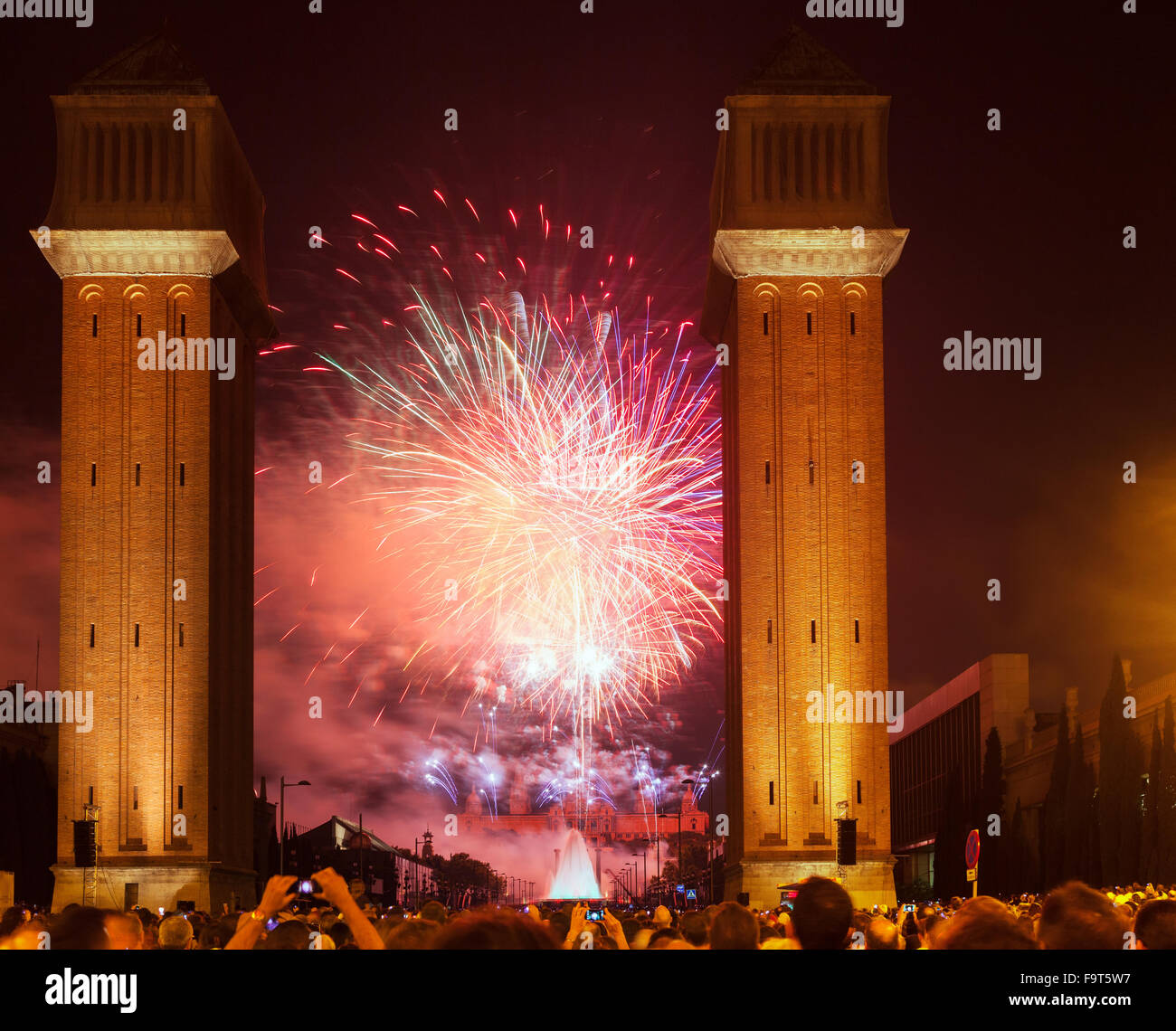 Spectacle de feux d'artifice de la Merce Festival dans la nuit. Barcelone, Catalogne Banque D'Images
