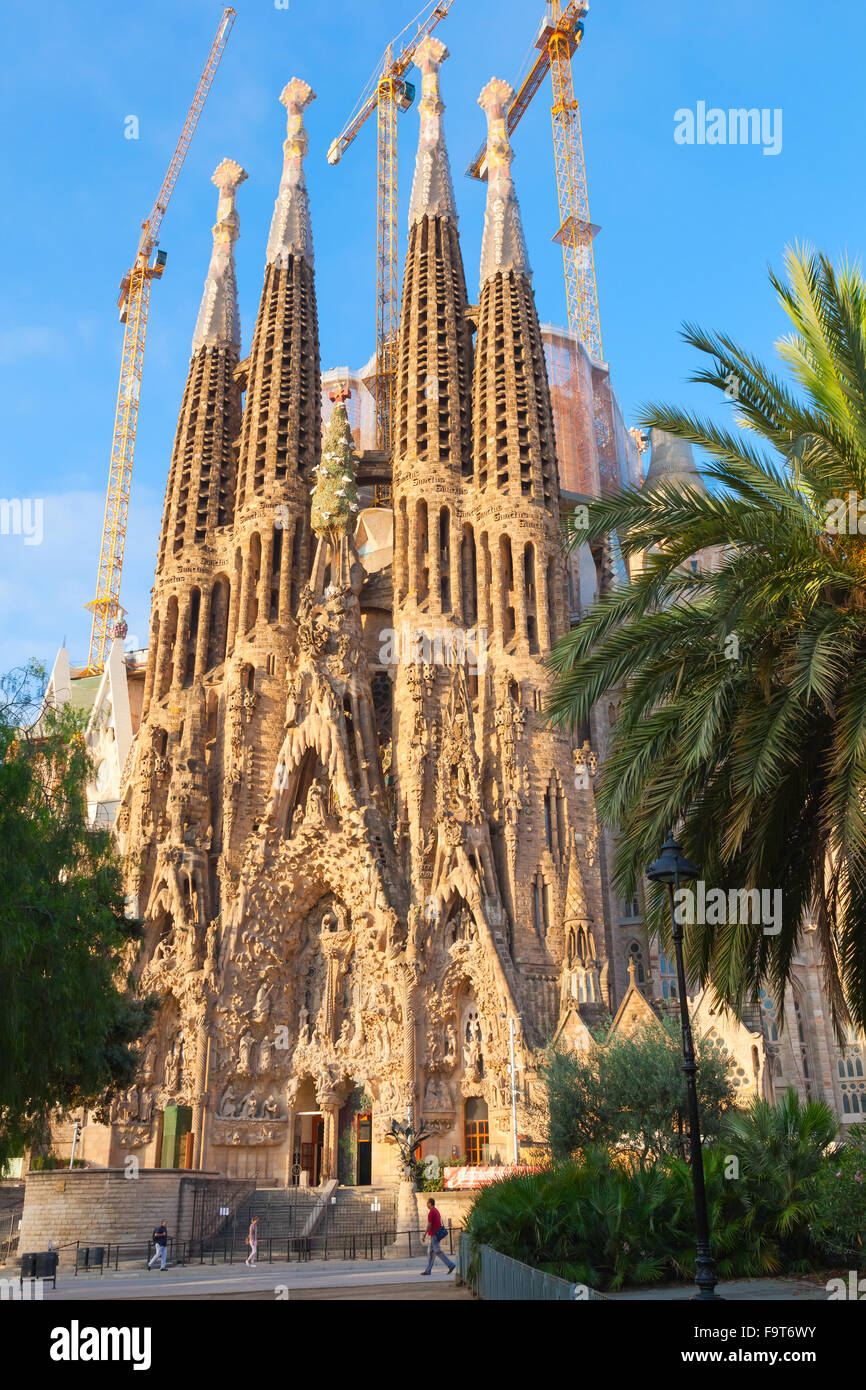 Barcelone, Espagne - 26 août 2014 : La Sagrada Familia en été, la cathédrale conçu par Antoni Gaudi, qui est en cours de construire s Banque D'Images