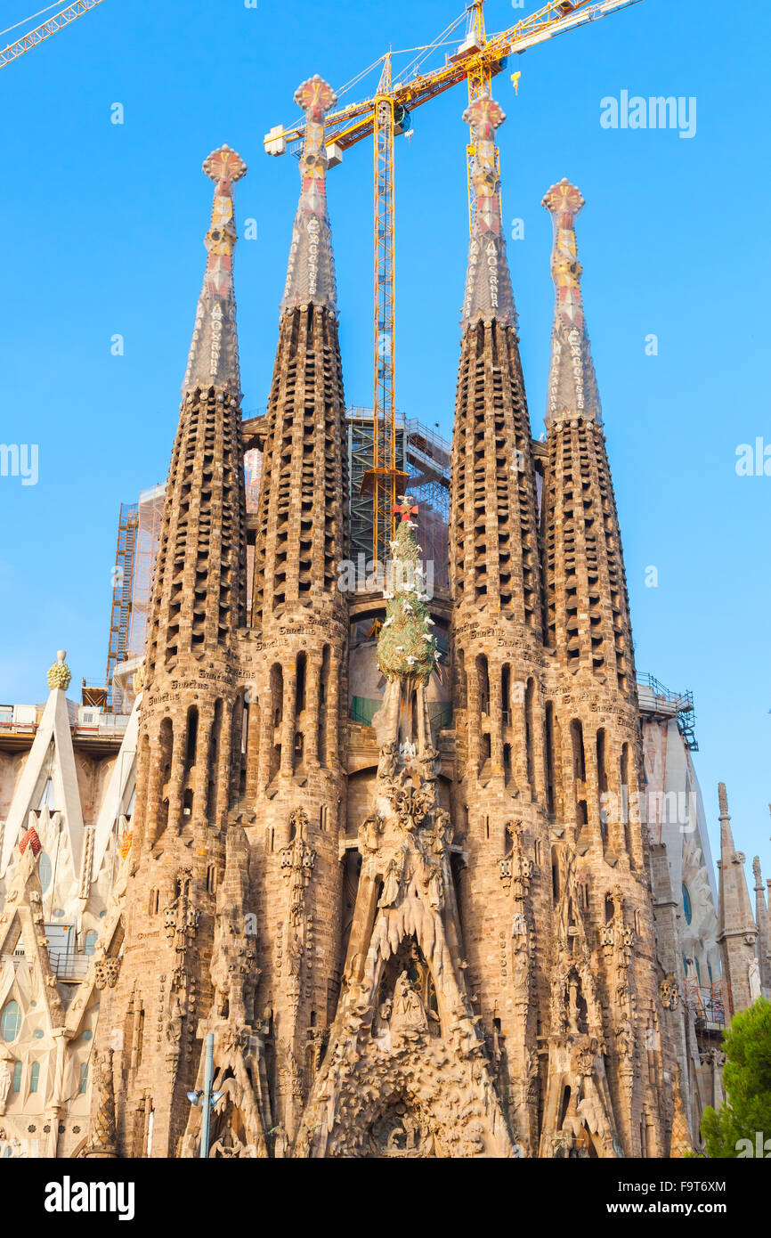 Barcelone, Espagne - 26 août 2014 : La Sagrada Familia, la cathédrale de façade conçu par Antoni Gaudi, qui est en cours de construction sinc Banque D'Images