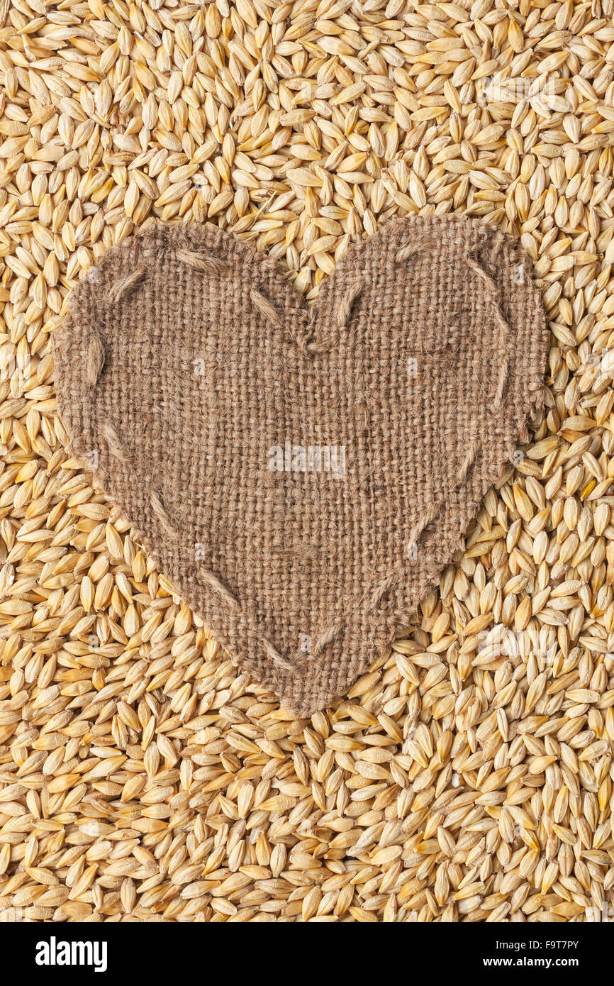 Cadre dans la forme de cœur fait de grosse toile avec de l'orge, avec l'espace pour votre texte Banque D'Images