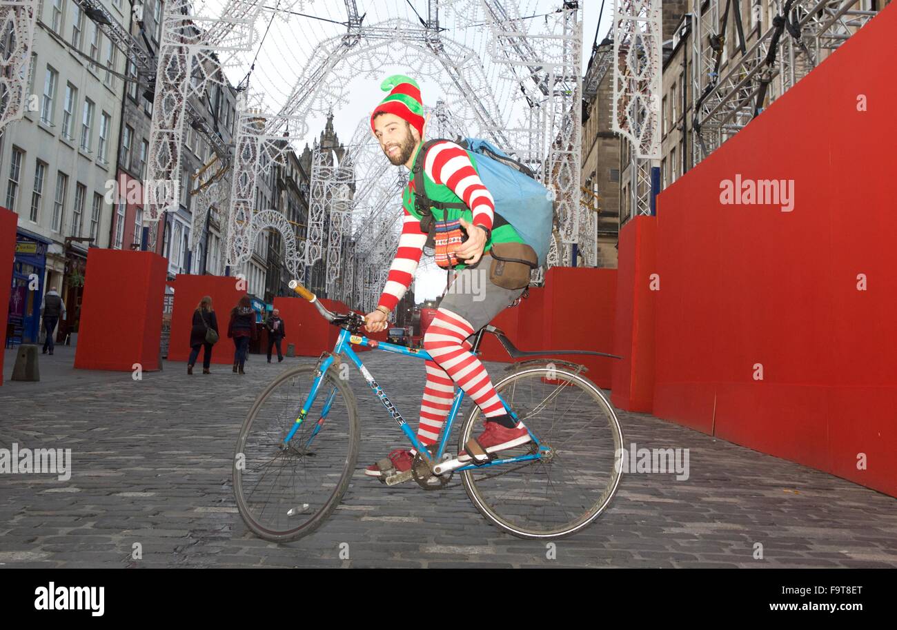 Edinburgh, Ecosse, Royaume-Uni. Au 18 décembre, 2015. Edinburgh Location courier, Nene Candelario, ne sera pas que livrer ses paquets ce Noël, mais donnera également un cadeau supplémentaire pour les sans-abri de rue, charité. Tout au long de Décembre, Nene fait ses tournées de livraison habillé comme un lutin de Noël afin de sensibiliser la population, ainsi que de l'argent, pour le travail social de rue. Commentaires Nene, 'une location auto à Edimbourg, je ne peux pas aider mais noter le nombre croissant de personnes sans-abri dans les rues d'Édimbourg. Crédit : Richard Dyson/Alamy Live News Banque D'Images