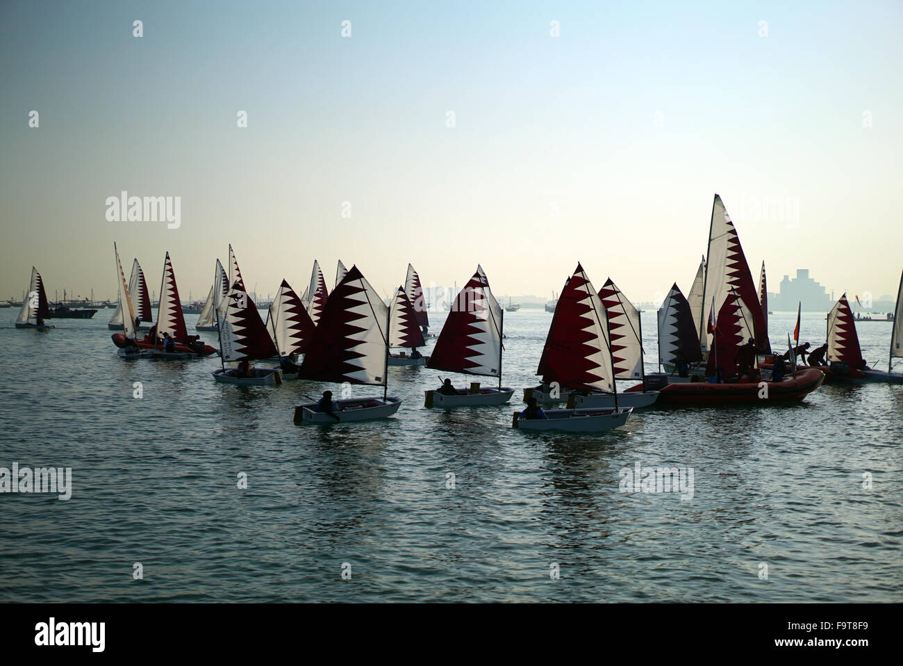 Doha, Qatar. Au 18 décembre, 2015. Des milliers de personnes se sont rassemblées le long du front de mer de Doha pour célébrer la Fête nationale du Qatar Banque D'Images