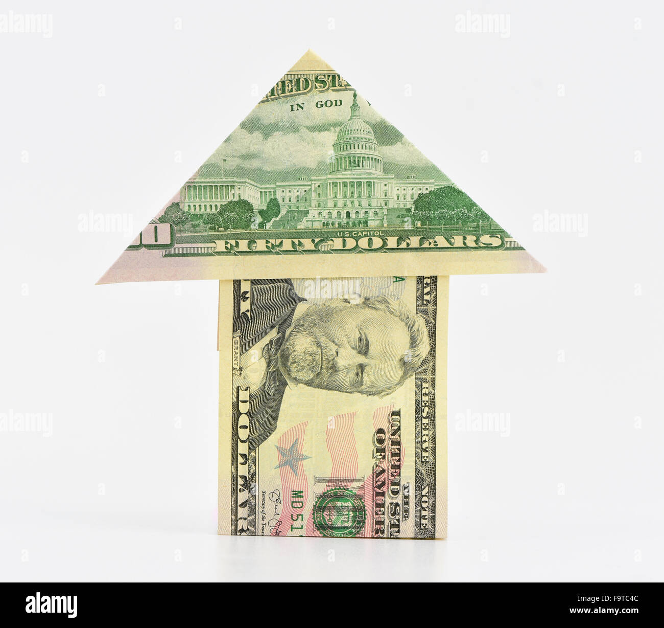 USD. 50 $ Dollar bills pliée en forme de flèche., avec du fond blanc. Ce qui est vers le haut dans la tendance de l'économie américaine. Banque D'Images