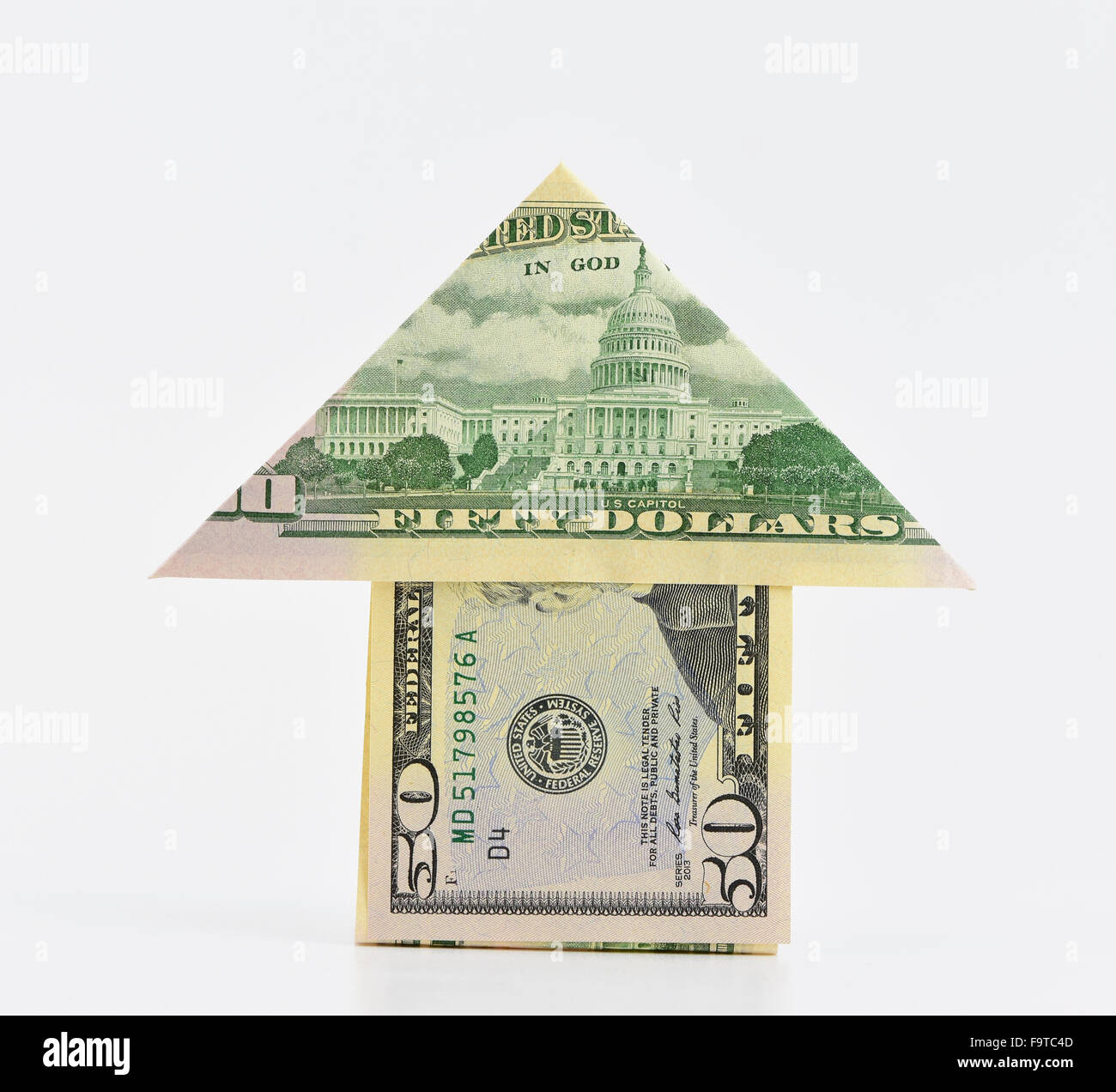 USD. 50 $ Dollar bills pliée en forme de flèche., avec du fond blanc. Ce qui est vers le haut dans la tendance de l'économie américaine. Banque D'Images