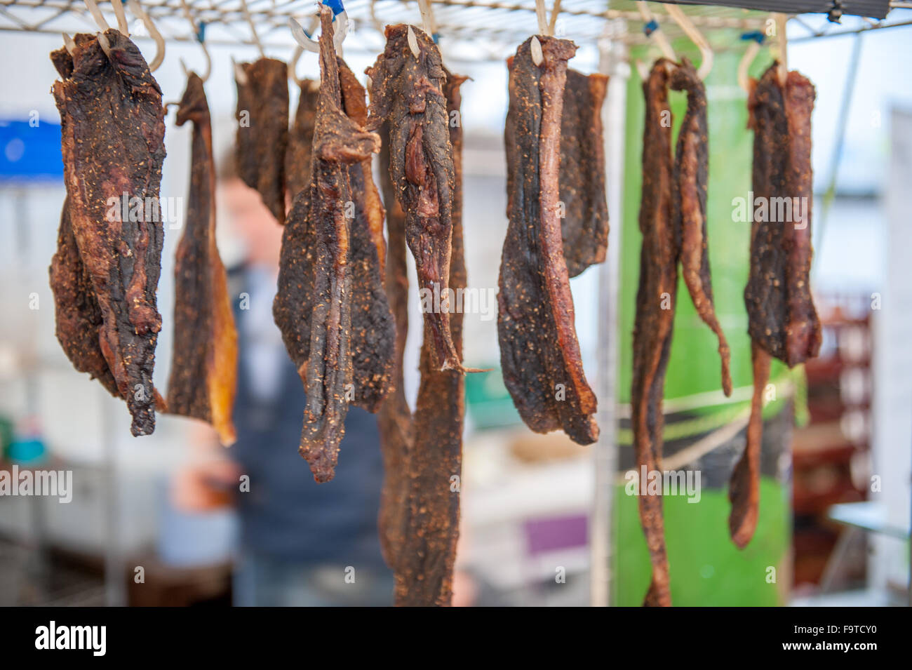 La pendaison de la viande séchée au cours du marché Banque D'Images