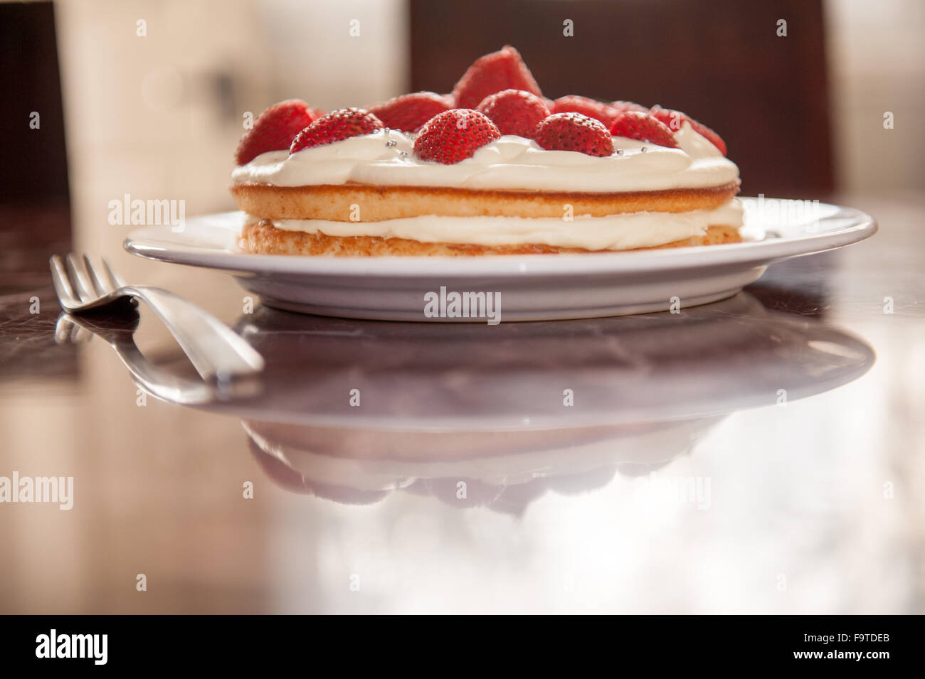 Close up of a home made fresh strawberry cream cake Banque D'Images