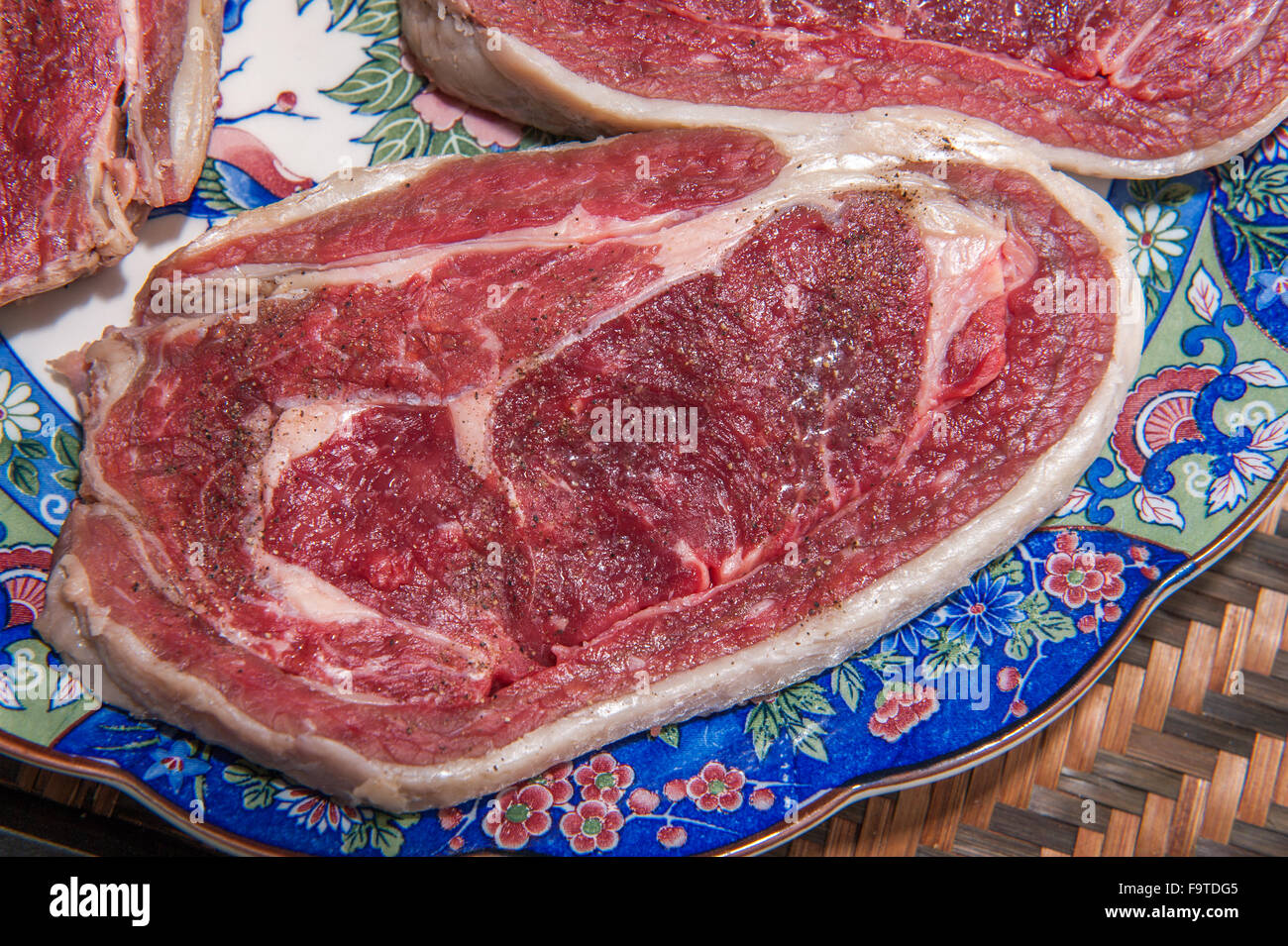 Grand Cru rouge steak de viande sur une plaque Banque D'Images