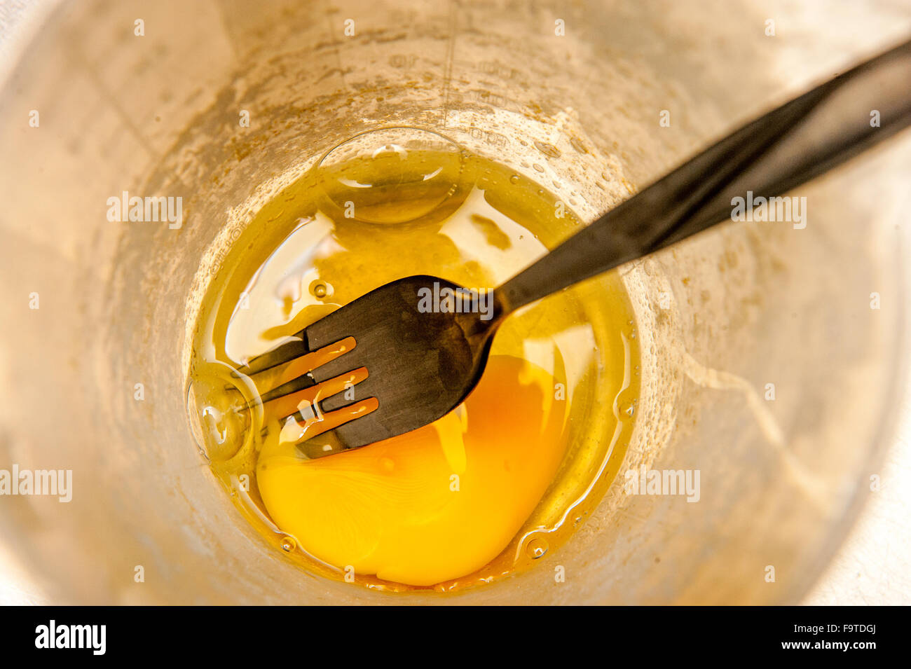 Close up d'œuf dans un récipient avec une fourchette Banque D'Images