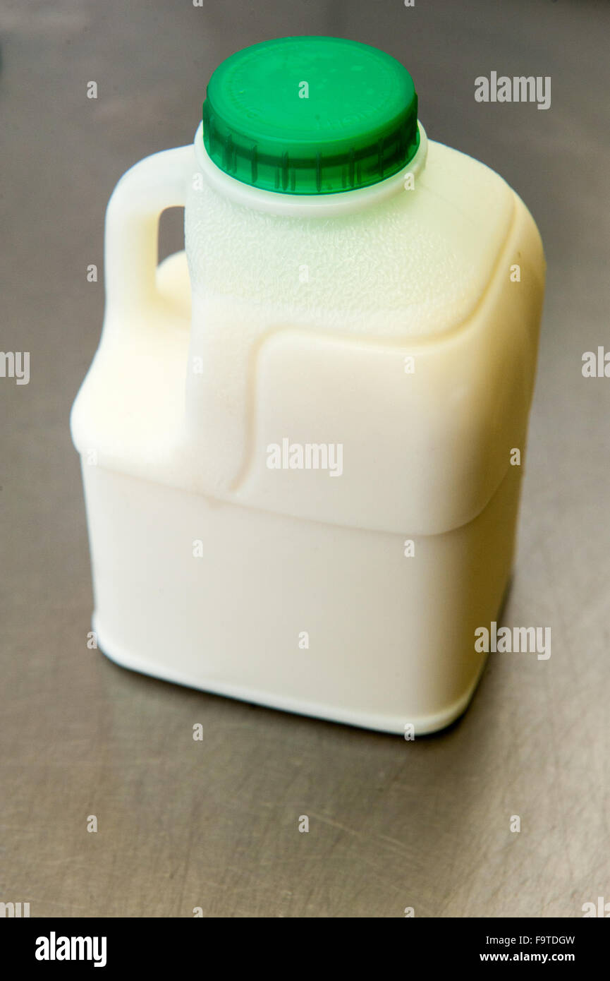 Petit haut vert carton de lait et de lait Banque D'Images