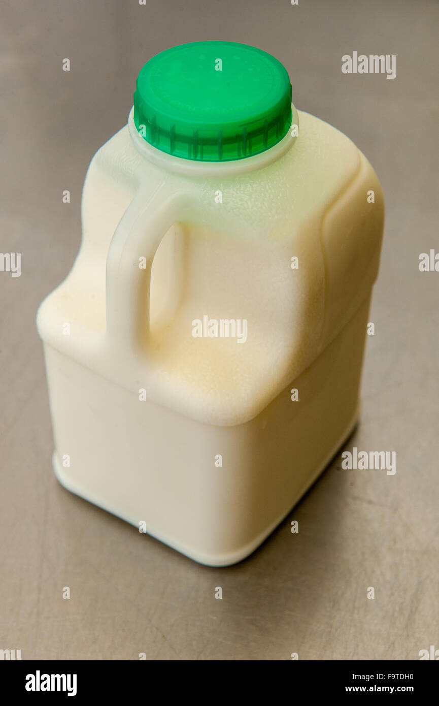 Petit haut vert carton de lait et mil Banque D'Images