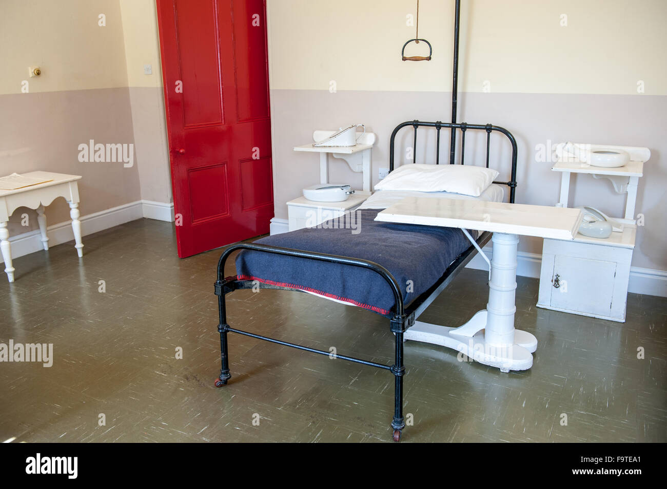 Vintage chambre d\'hôpital avec lit et porte rouge Banque D\'Images ... Vintage chambre d\'hôpital avec lit et porte rouge Banque D\'Images ...