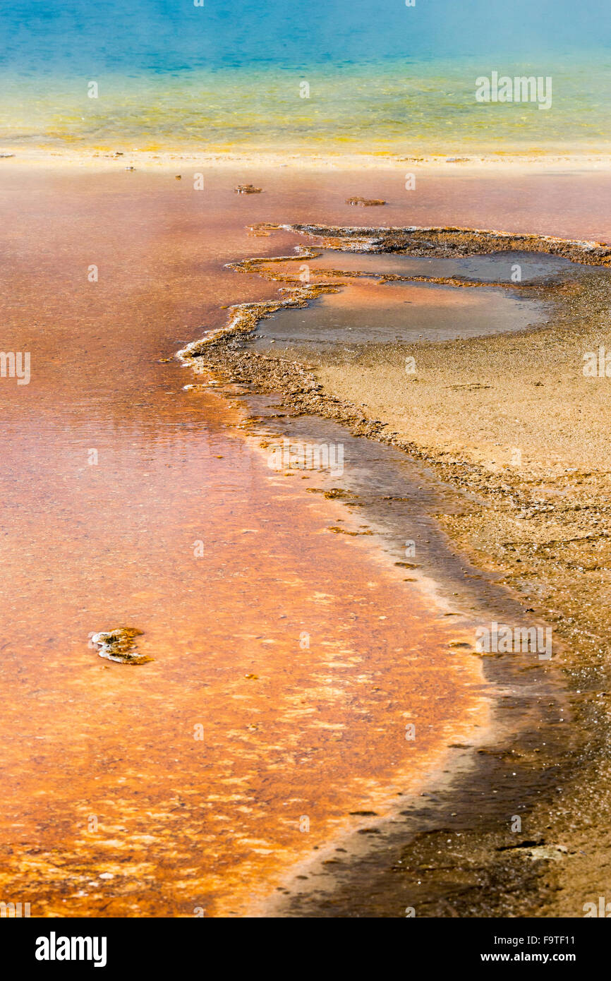 Grand Prismatic Spring crée des motifs abstraits dans le Midway Geyser Basin de Parc National de Yellowstone, Wyoming. Banque D'Images