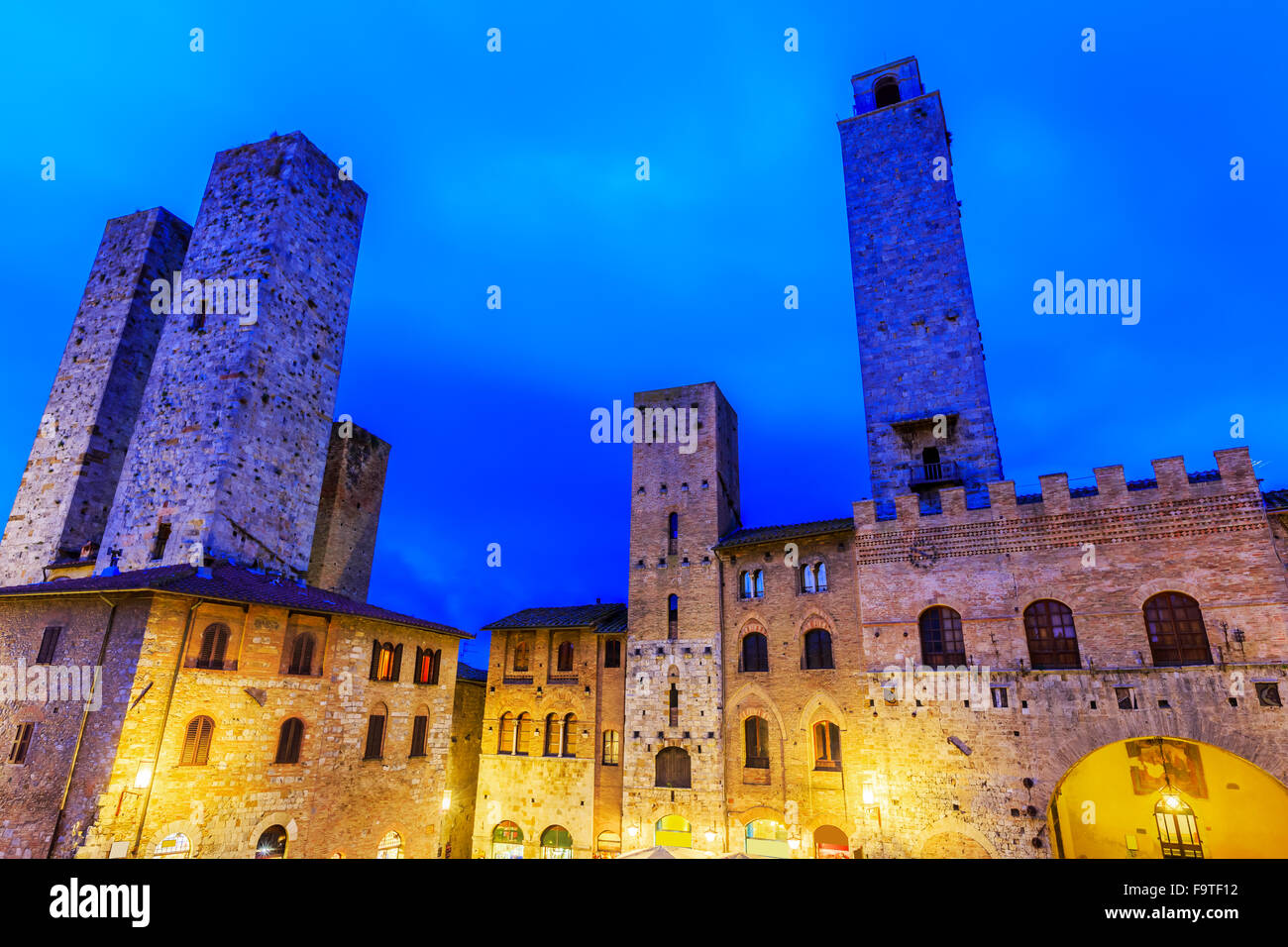 San Gimignano, Italie. Centre-ville du village médiéval au crépuscule. La toscane. Banque D'Images