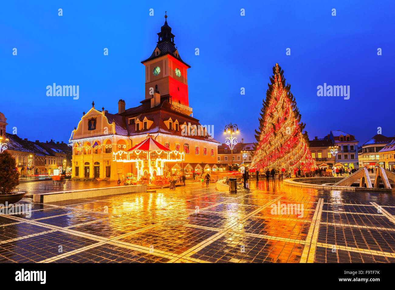 Brasov, Roumanie. Marché de Noël au crépuscule. Banque D'Images