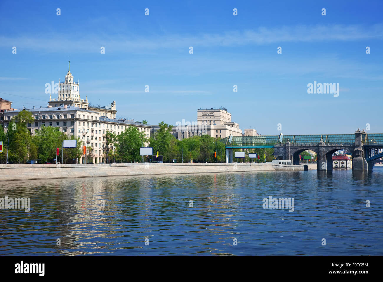 Vue de Moscou. Andreyevsky Pushkinsky pont et passerelle pour piétons Banque D'Images