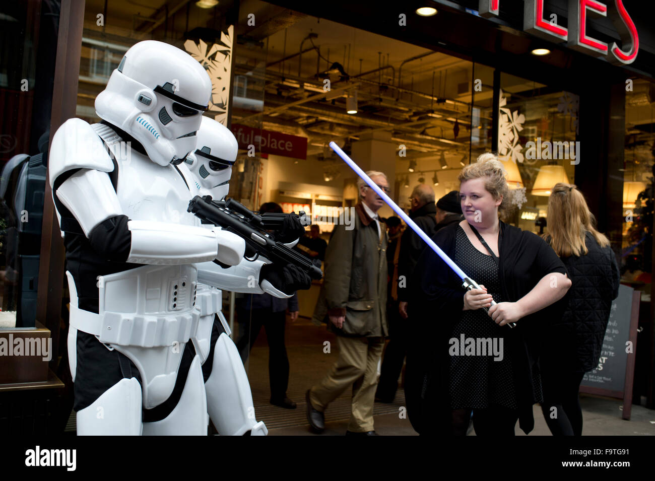 West End de Londres. Star Wars Stormtroopers sur la chaussée à l'extérieur Foyles Tottenham Court Road. Banque D'Images