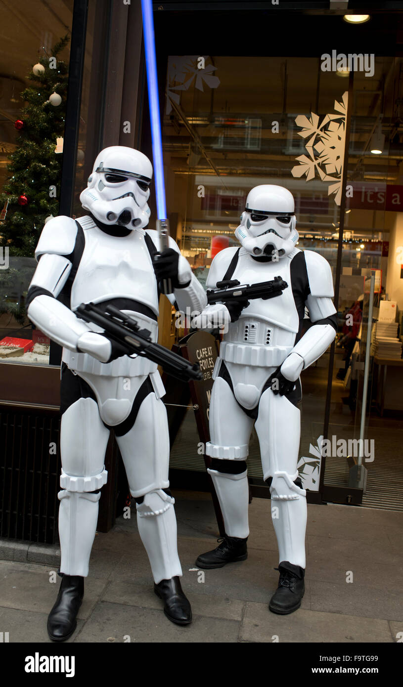 West End de Londres. Star Wars Stormtroopers sur la chaussée à l'extérieur Foyles Tottenham Court Road. Banque D'Images