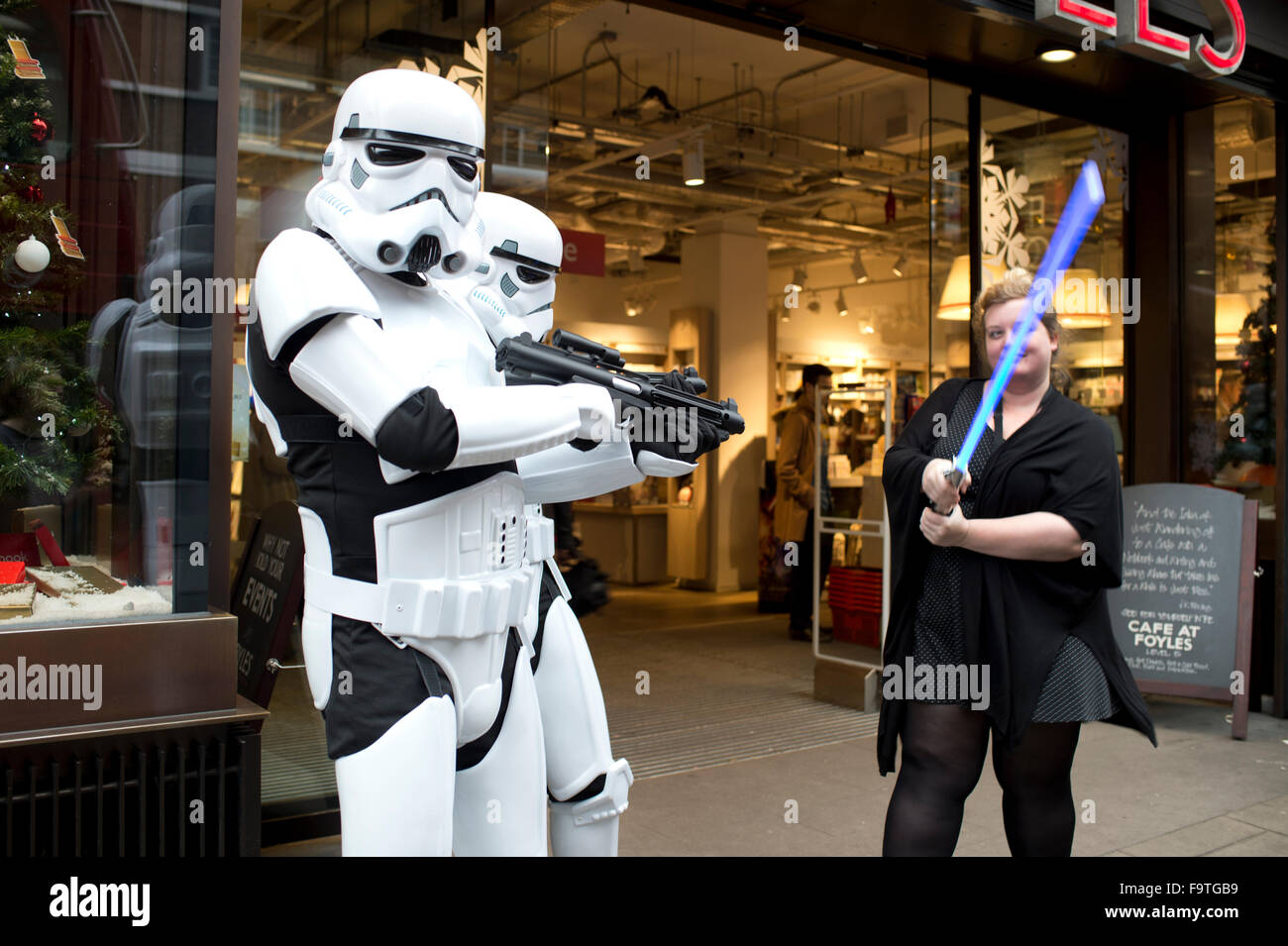 West End de Londres. Star Wars Stormtroopers sur la chaussée à l'extérieur Foyles Tottenham Court Road. Banque D'Images