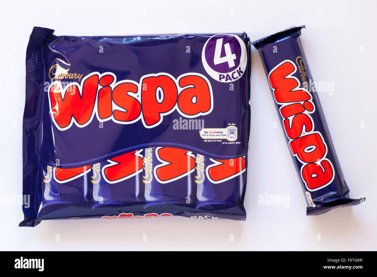 Pack de 4 barres de chocolat Cadbury Wispa avec un enlevé isolé sur fond blanc Banque D'Images