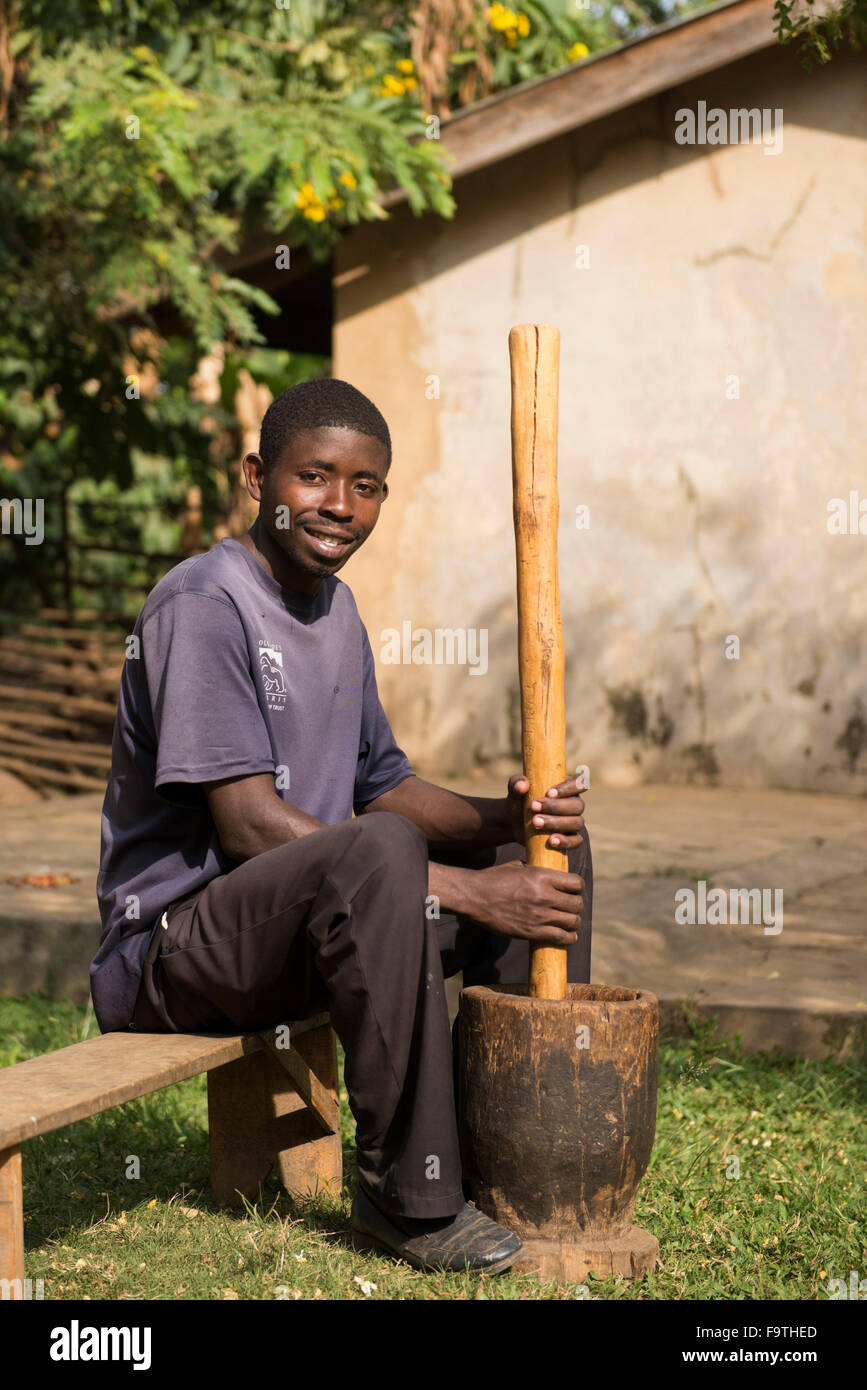 Battre les grains de café, la femme Omwani, coopérative de café en Ouganda Banque D'Images
