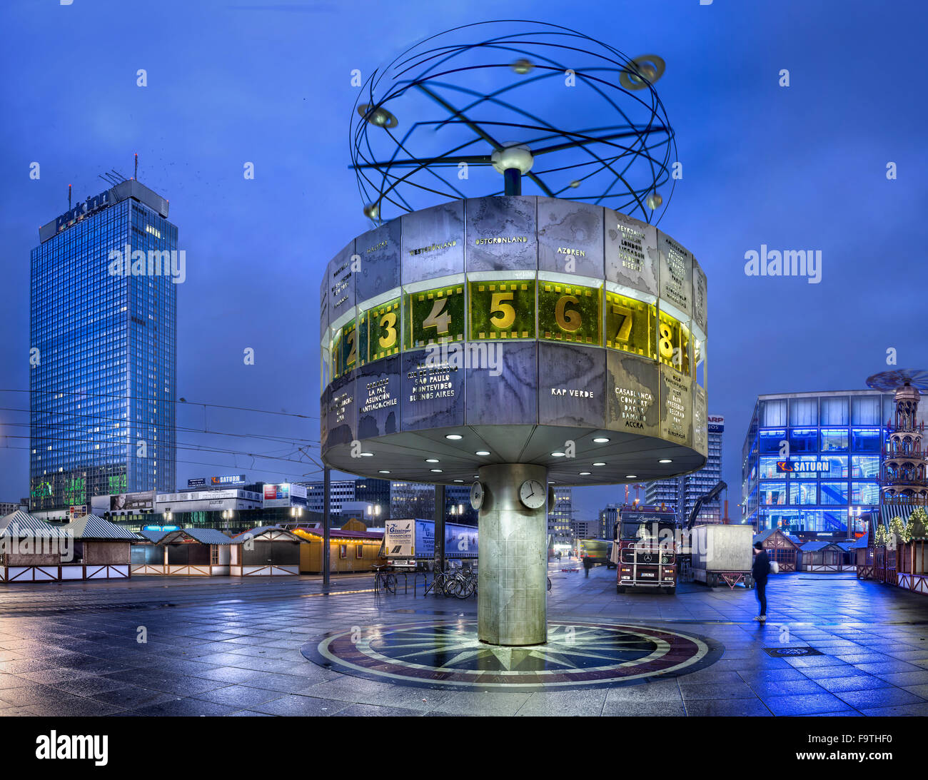 Alexander Platz avec devant l'horloge mondiale conçu par Erich John et à l'arrière, la fernsehturm Berlin Banque D'Images