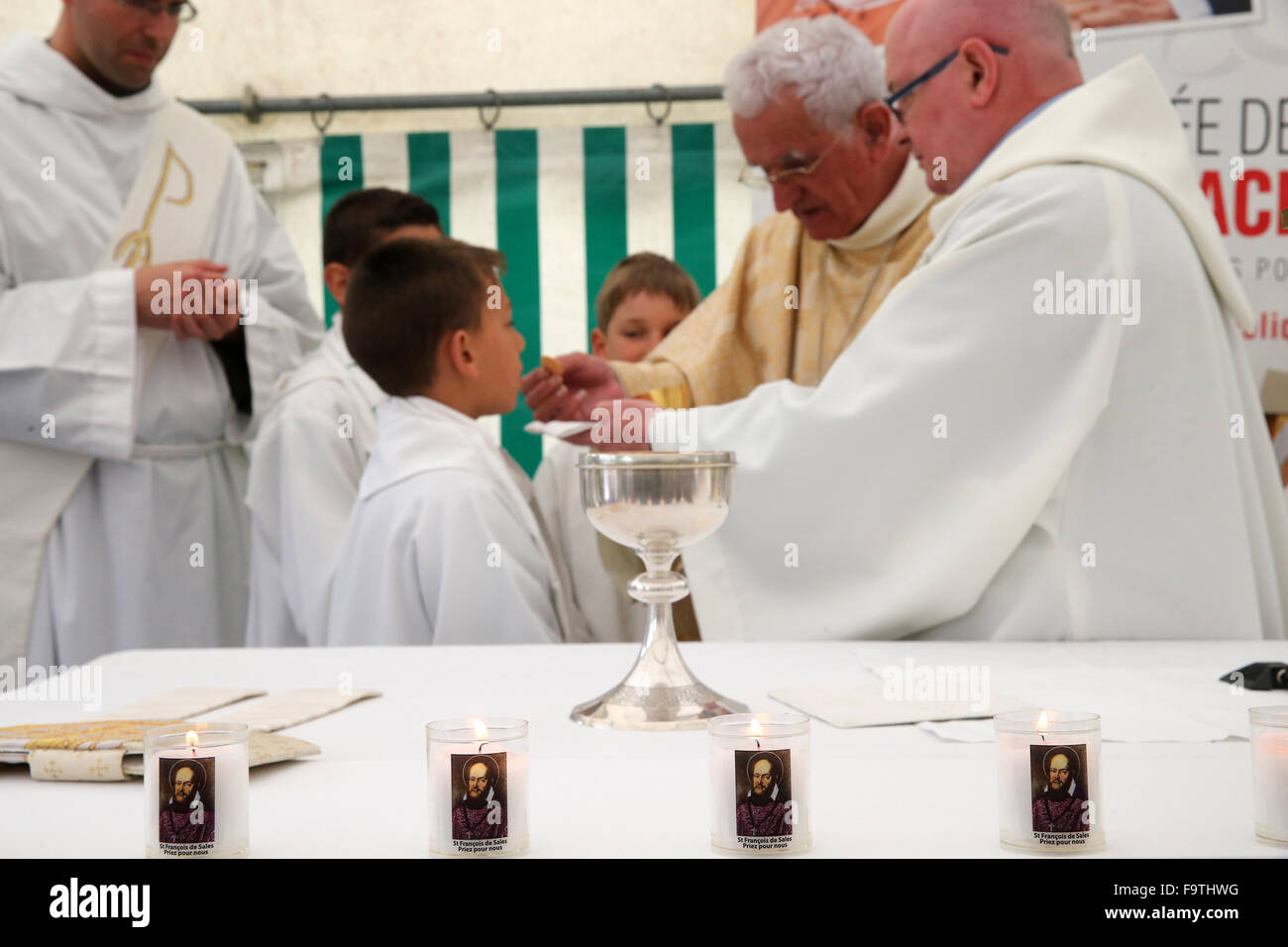 Monastère de visite. Messe catholique. La première communion. Banque D'Images