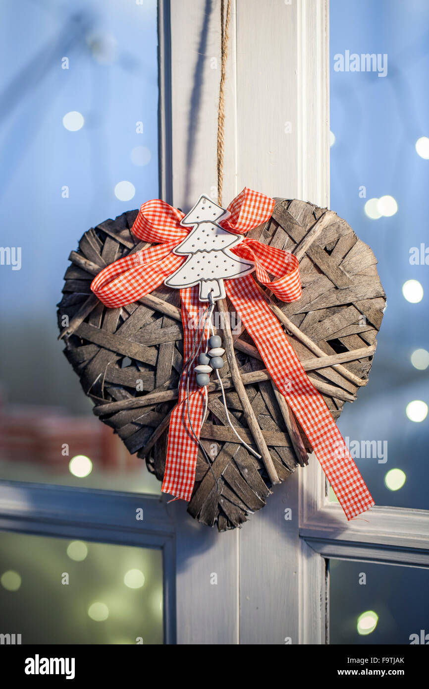 Matériau coeur en osier, en bois, ruban, le pistolet à air. Procédure