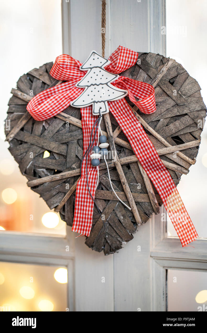 Matériau coeur en osier, en bois, ruban, le pistolet à air. Procédure