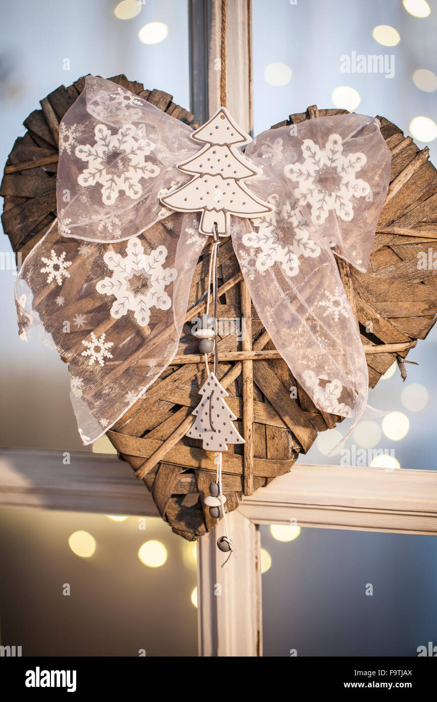 Matériau coeur en osier, en bois, ruban, le pistolet à air. Procédure