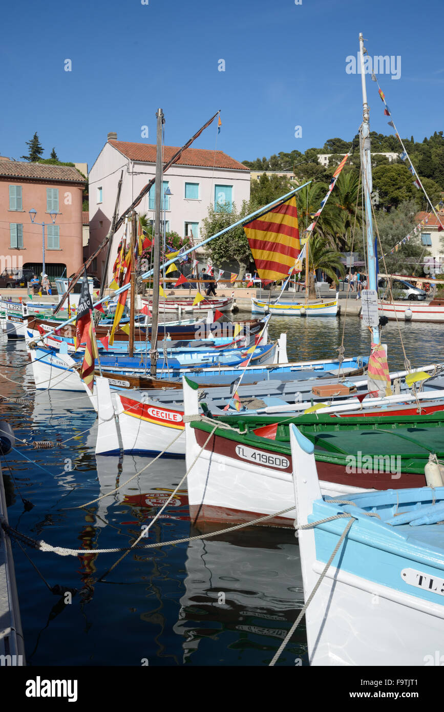 Bateaux de pêche en bois traditionnel connu sous le nom de barquettes dans le Vieux Port de La Seyne-sur-Mer, près de Toulon, Var Provence France Banque D'Images