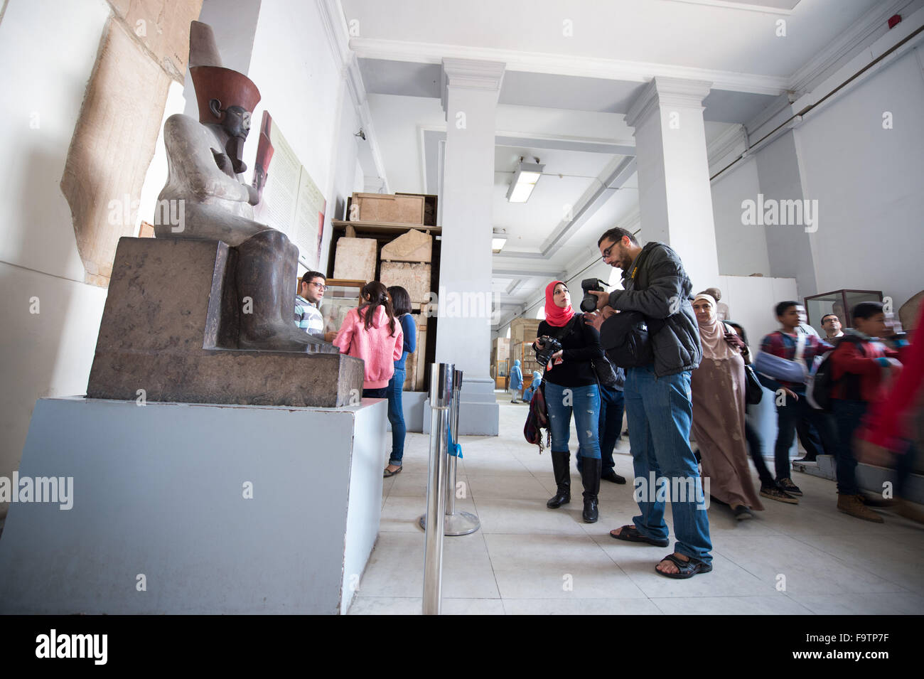 Le Caire, Égypte. Au 18 décembre, 2015. Visiteurs vérifier leurs caméras au Musée égyptien du Caire, Égypte, 18 décembre 2015. Afin d'attirer davantage de visiteurs, les touristes sont autorisés à prendre des photos avec les appareils photo ou les téléphones mobiles à l'intérieur du musée égyptien gratuitement à partir de décembre 2015 au 7 janvier 2016. Auparavant, les visiteurs devaient payer un droit de prendre de photo dans le musée, et photos de téléphone mobile est interdite. Source : Xinhua/Alamy Live News Banque D'Images