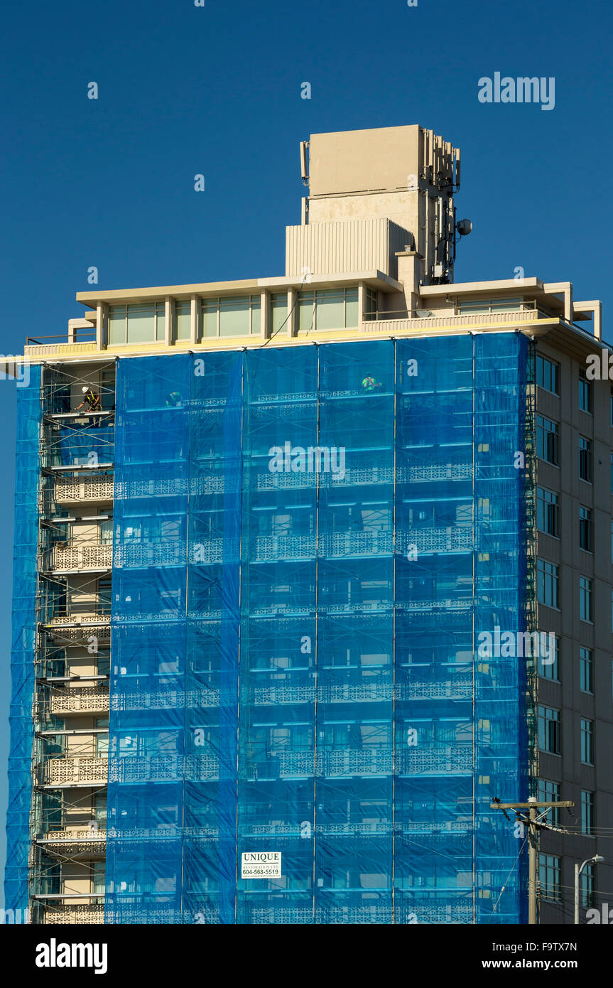 Les ouvriers travaillant à l'avant de l'immeuble en construction-Victoria, Colombie-Britannique, Canada. Banque D'Images