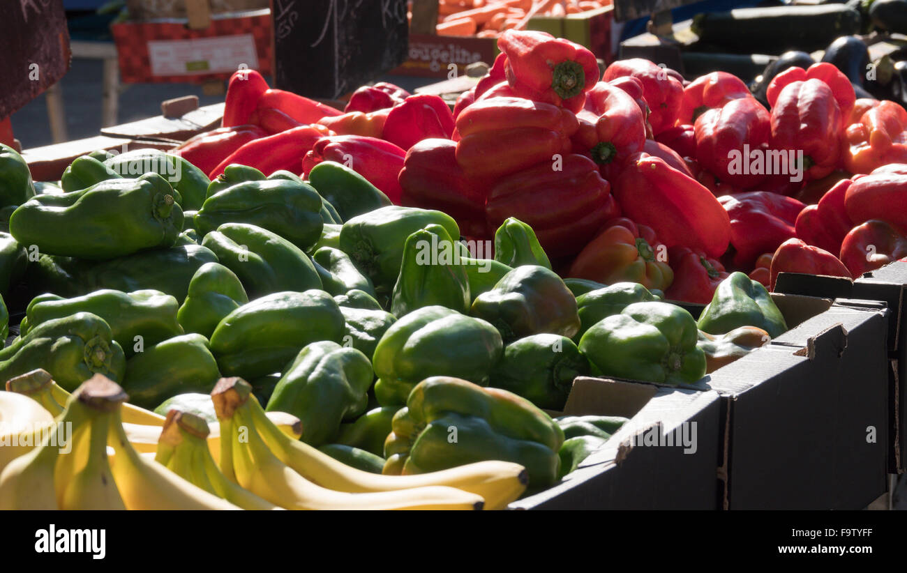 Affichage soleil de poivrons rouges et verts ou la vente dans un marché à Limoux, France Banque D'Images