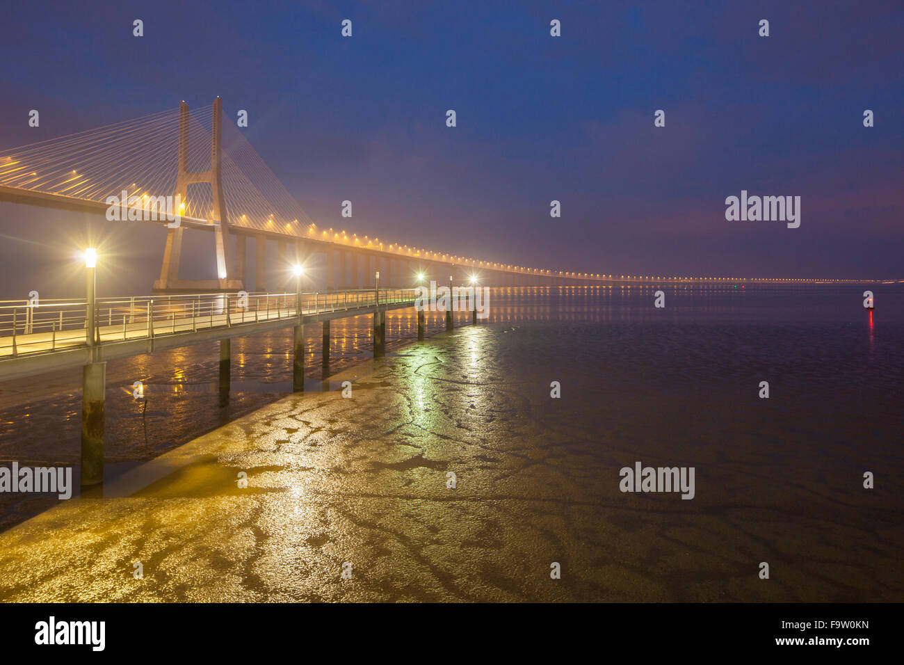 Soir brumeux au pont Vasco de Gama à Lisbonne, Portugal. Banque D'Images
