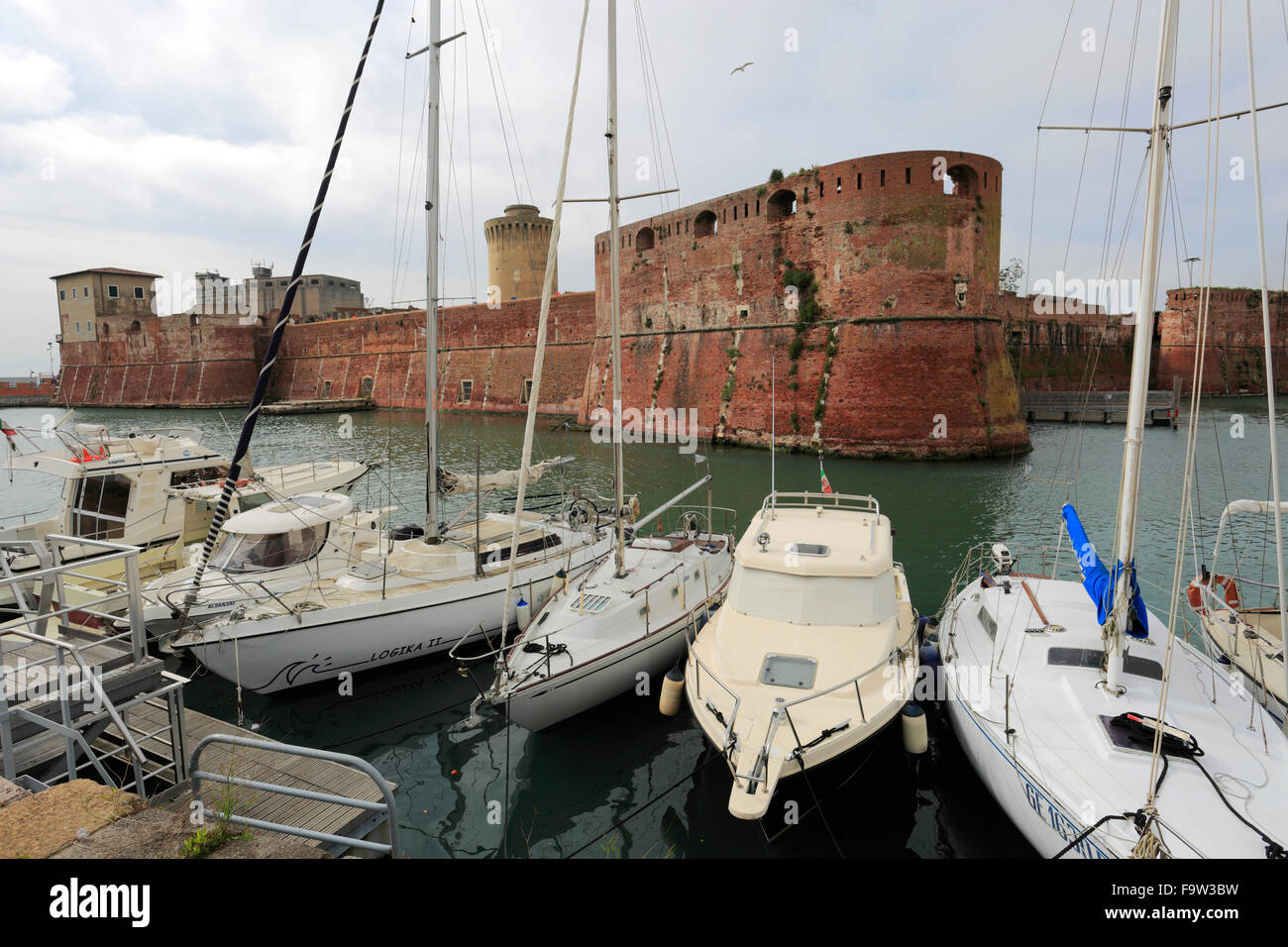 Les remparts de l'ancienne forteresse, port de Livourne, Livourne, Toscane, Italie Ville, Banque D'Images