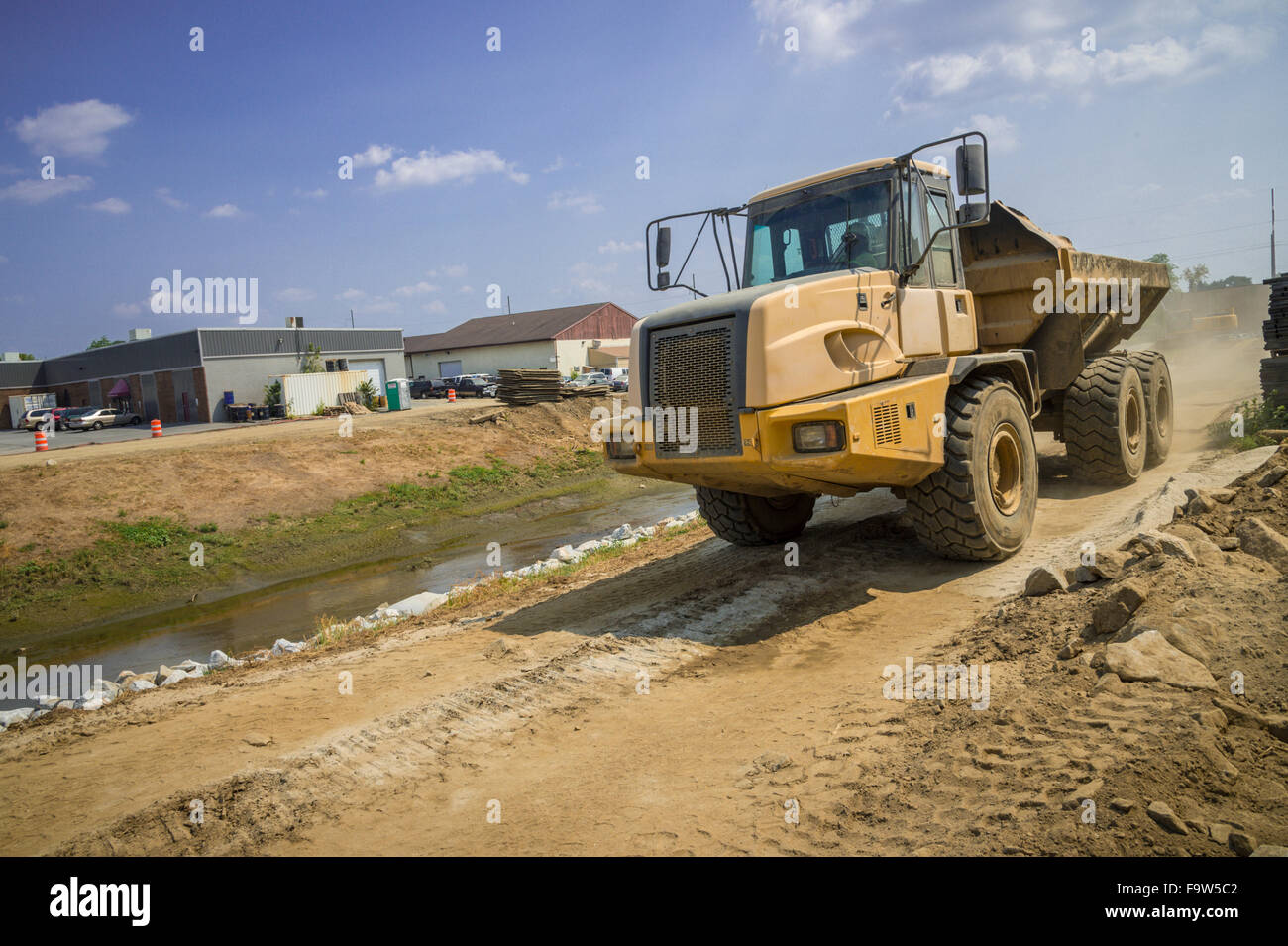 Dump Truck At Construction Site venant vers la caméra Banque D'Images