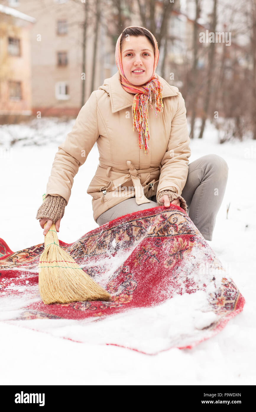 Femme Russe de nettoyer un tapis avec de la neige en hiver Photo Stock -  Alamy