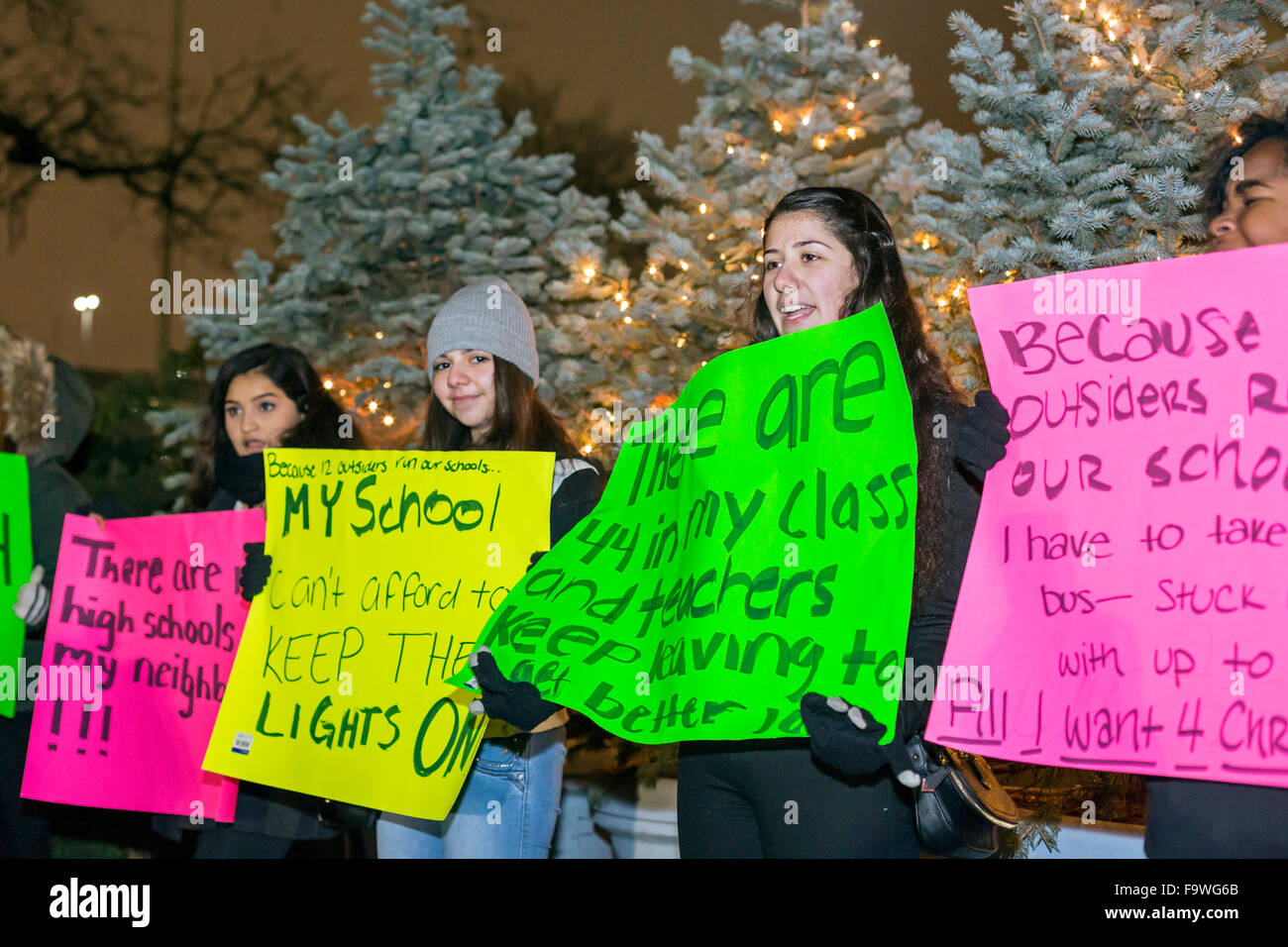 Detroit, Michigan - élèves du secondaire signes tenir la liste de leurs plaintes avec le système des écoles publiques de Detroit. Banque D'Images