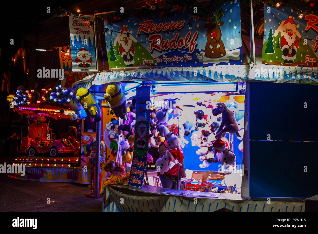 Marché de Noël de Leeds était un bright colorful vue sur le vendredi soir dernier avant Noël. Les adultes et les enfants appréciaient le marché de Noël en plein air. Prises à Londres le 18 décembre 2015. Banque D'Images