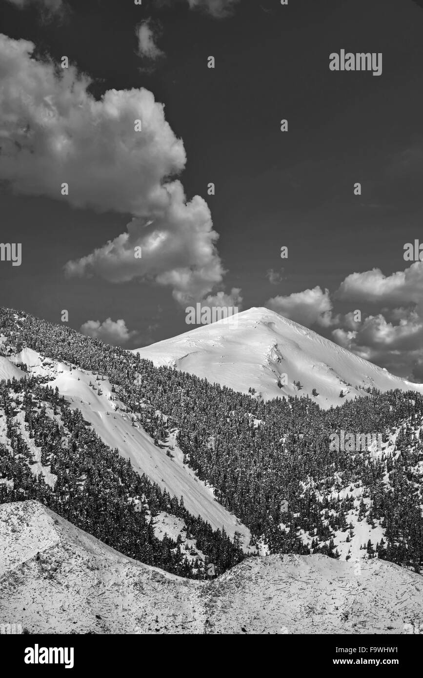 Vue panoramique sur le sommet enneigé du Ghiona montagne trouvé dans la région de Fokida, Grèce centrale Banque D'Images