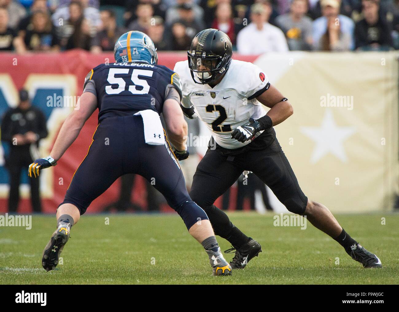 Les aspirants de marine Ted Colburn (55) blocs Black Knights de l'Armée fin serré blanc Kelvin (2) au cours de la NCAA football match entre l'armée et la marine des chevaliers noirs aspirants joué au Lincoln Financial Field, le 12 décembre 2015 à Philadelphie, PA. Banque D'Images