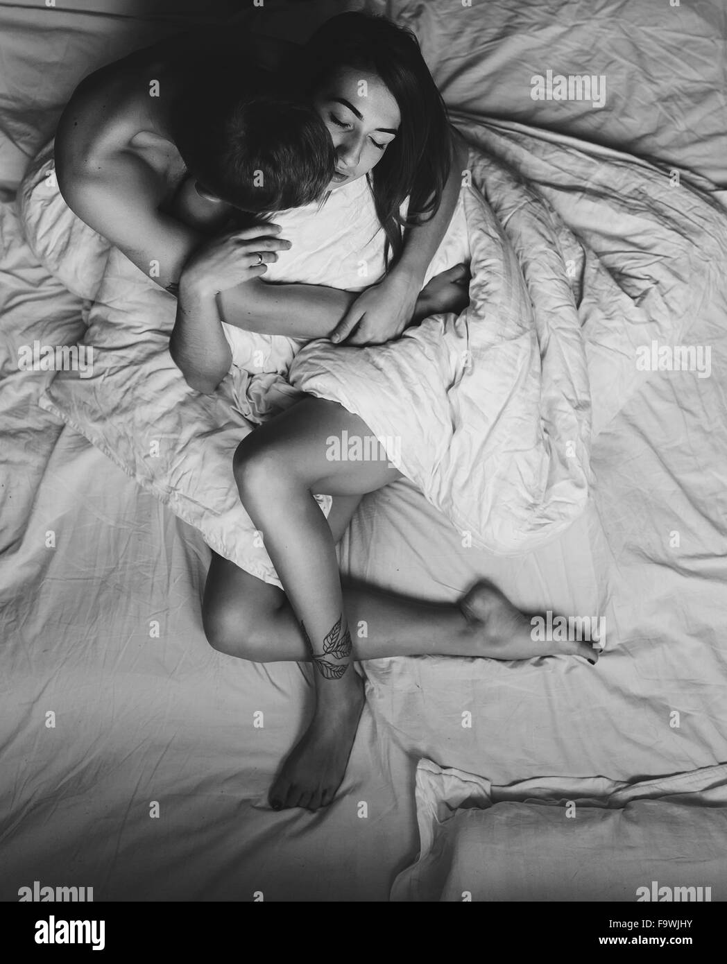 Jeune couple dans le même lit Photo Stock - Alamy
