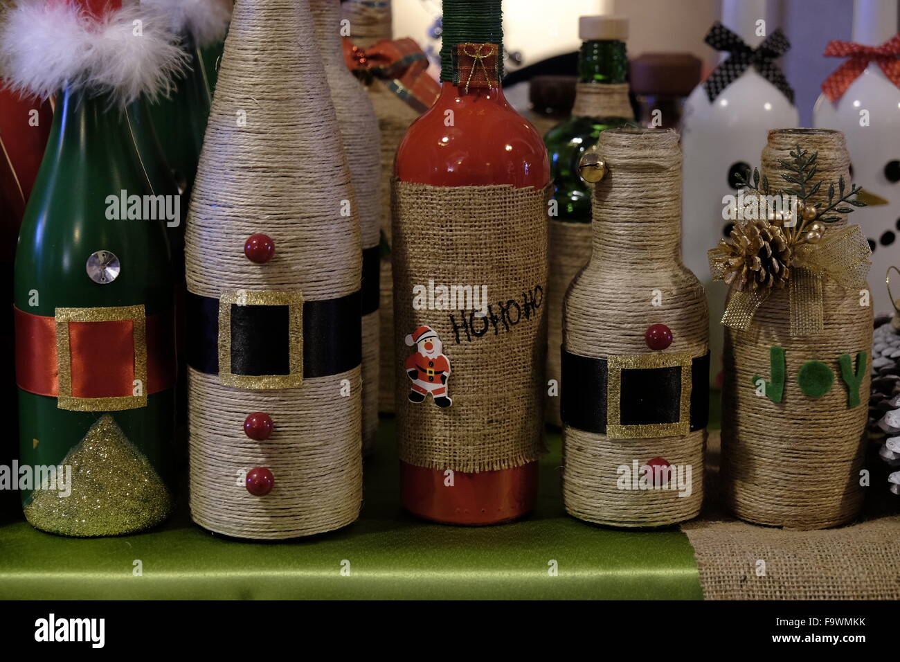 Bouteilles de vin et de spiritueux décorées à Noël Banque D'Images