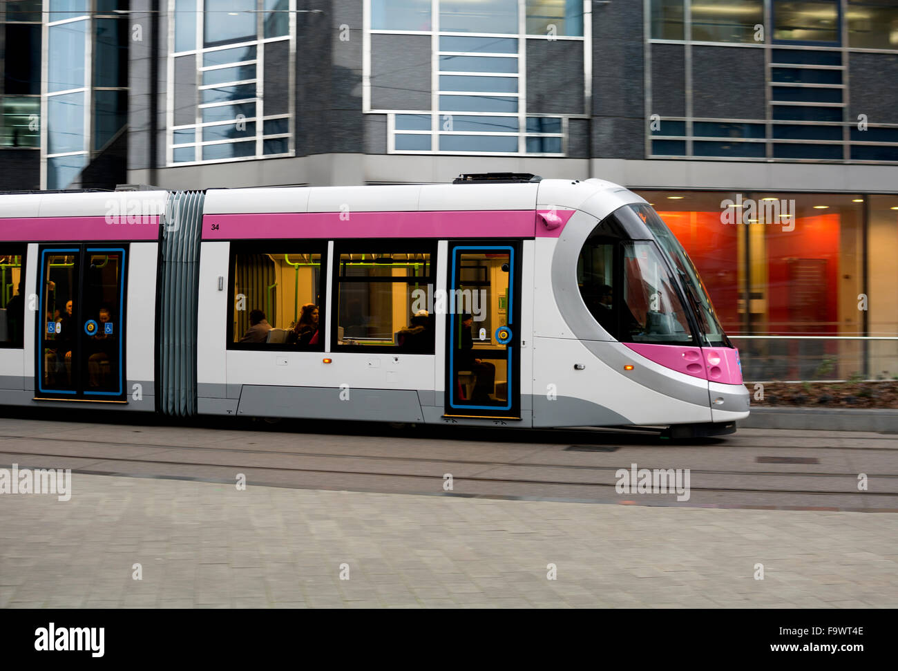 Midland Metro tram en mouvement à Snow Hill, Birmingham, UK Banque D'Images