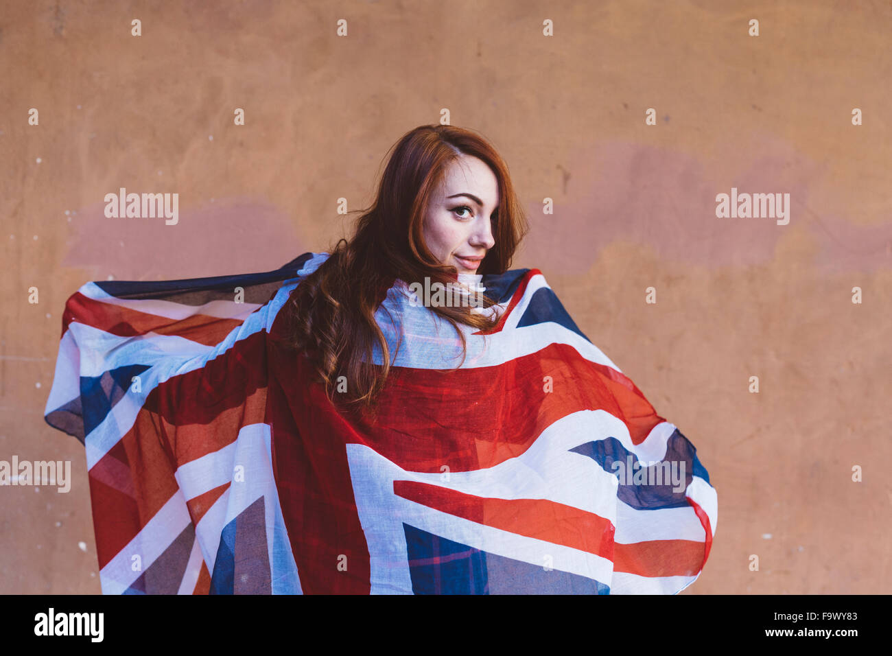 Femme tenant un drapeau britannique Banque D'Images