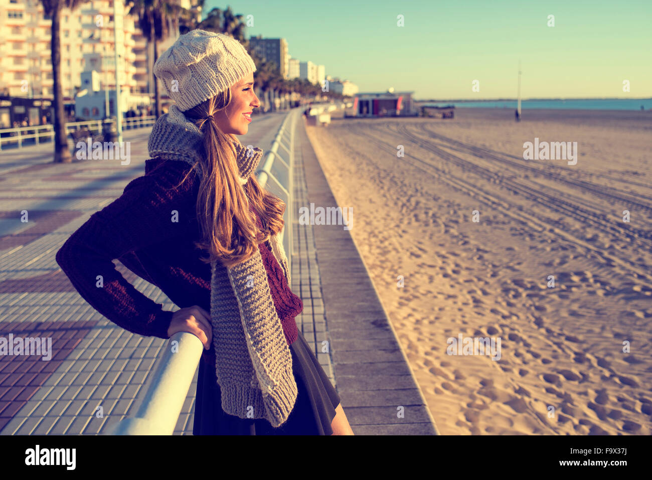 L'Espagne, Cadix, El Puerto de Santa Maria, femme avec des vêtements  d'hiver à la plage à Photo Stock - Alamy