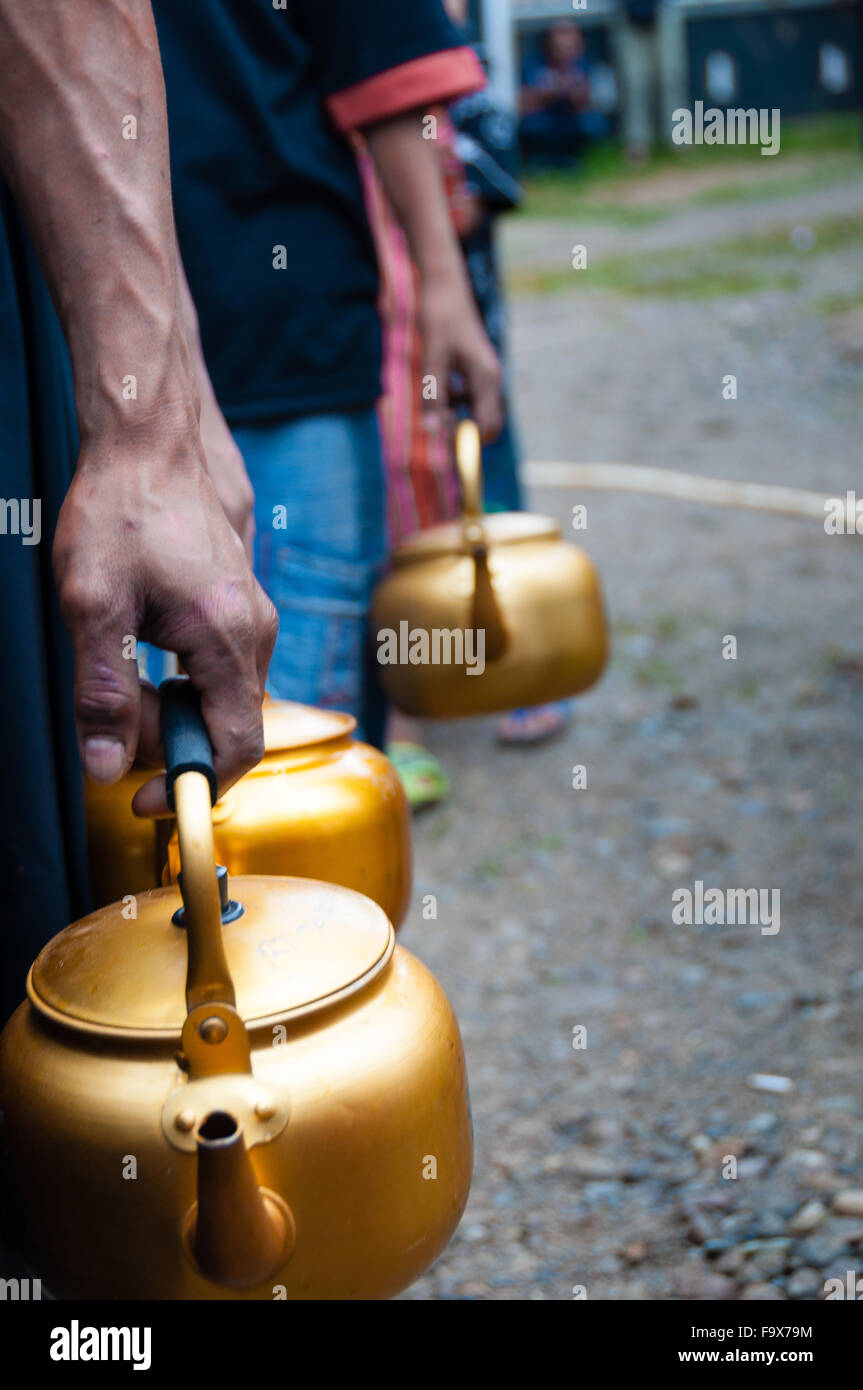 Les gens de la file d'attente avec pot d'or dans la main Banque D'Images